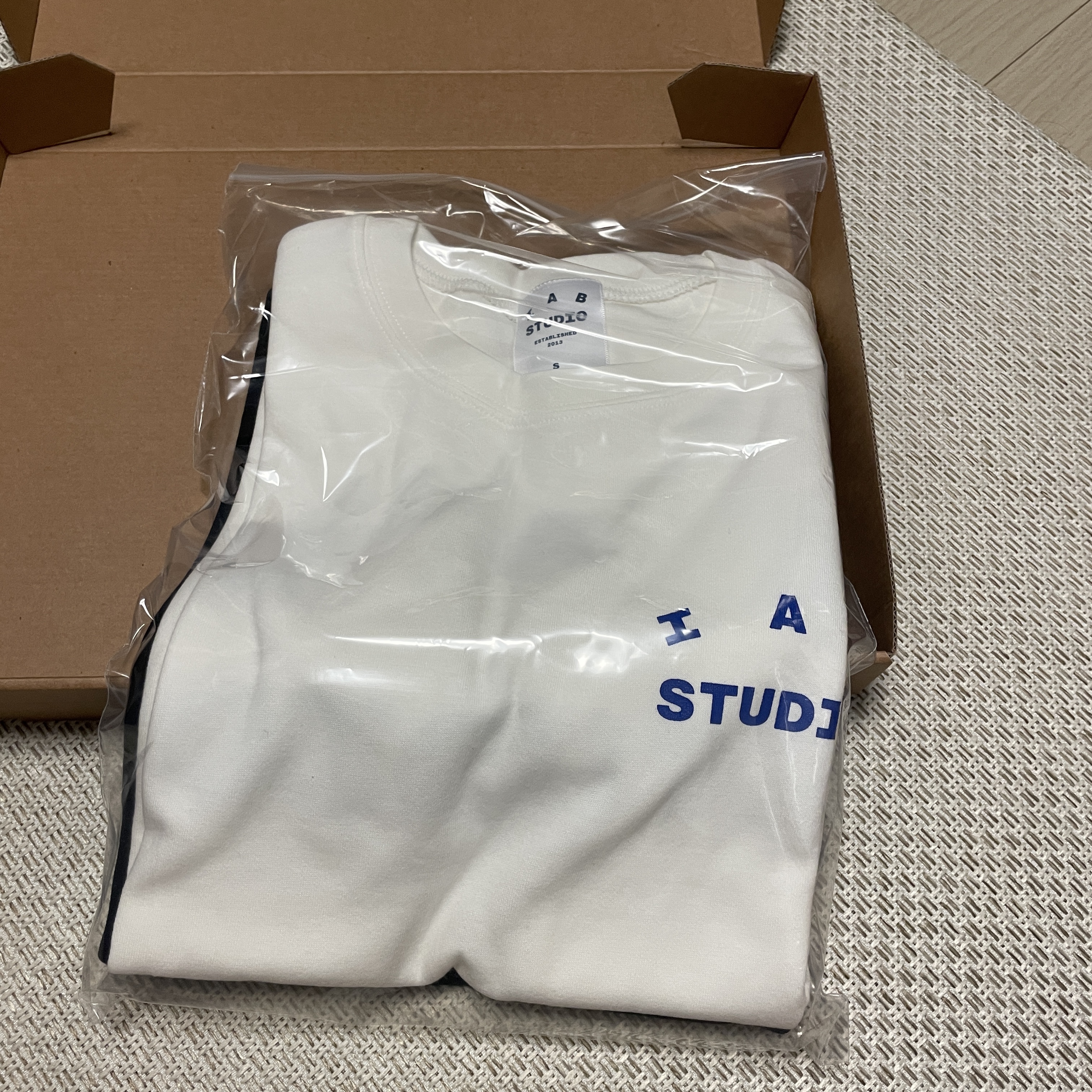 IAB Studio 10th Anniversary T-Shirts Pack White & Black (2 Pack) 착용 스타일 - 3