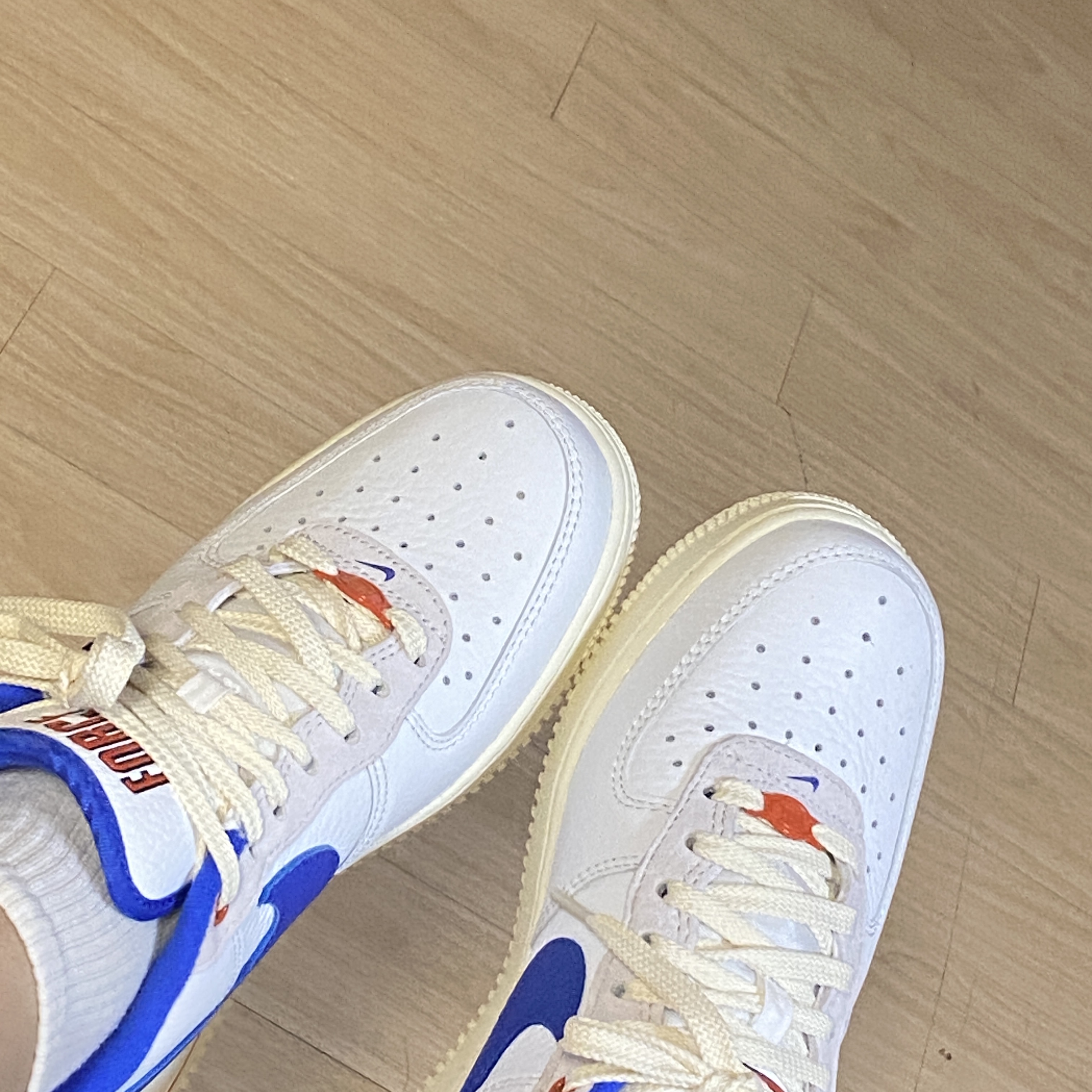 (W) Nike Air Force 1 '07 LX University Blue and Summit White 착용 스타일 - 1