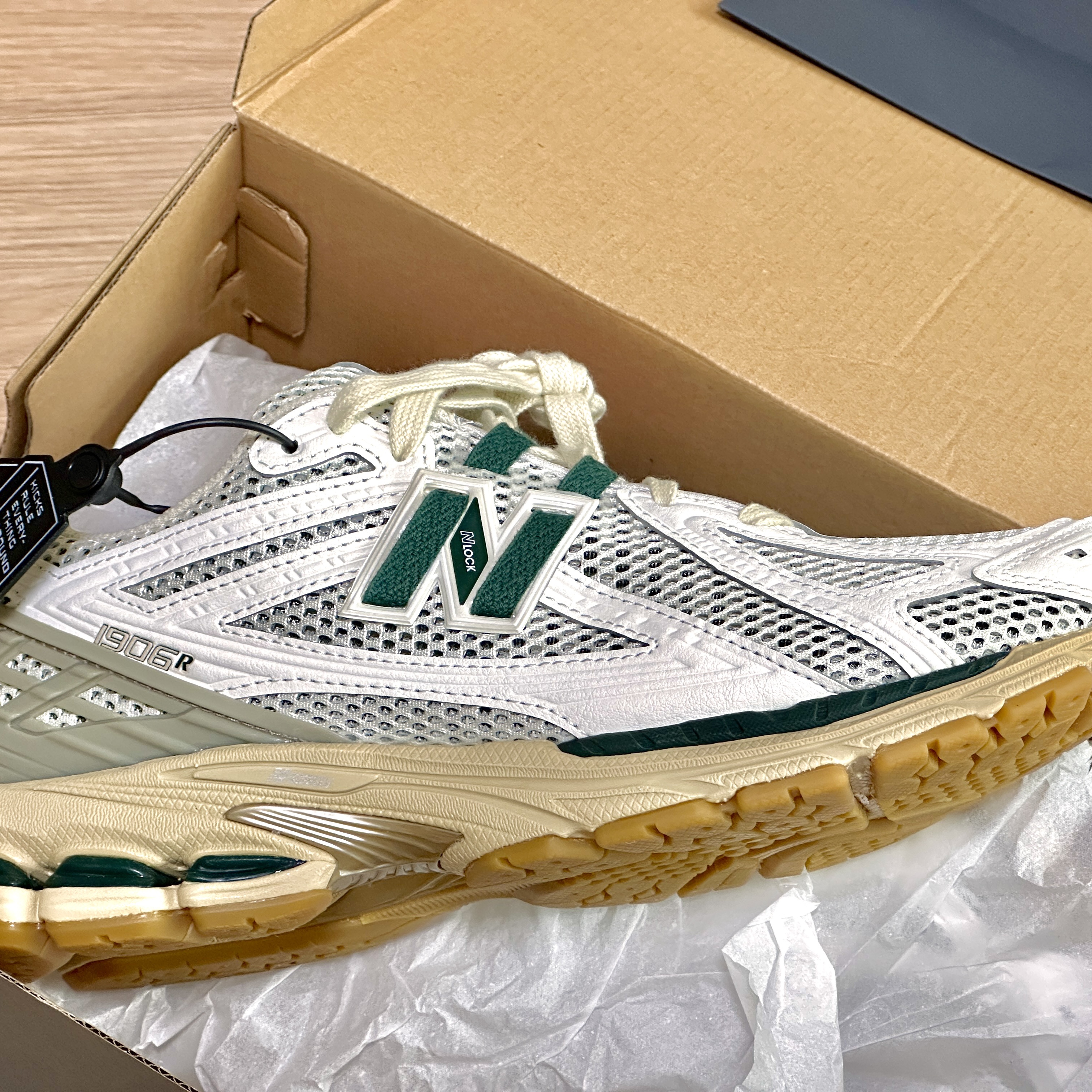 New Balance 1906R Silver Green 착용 스타일