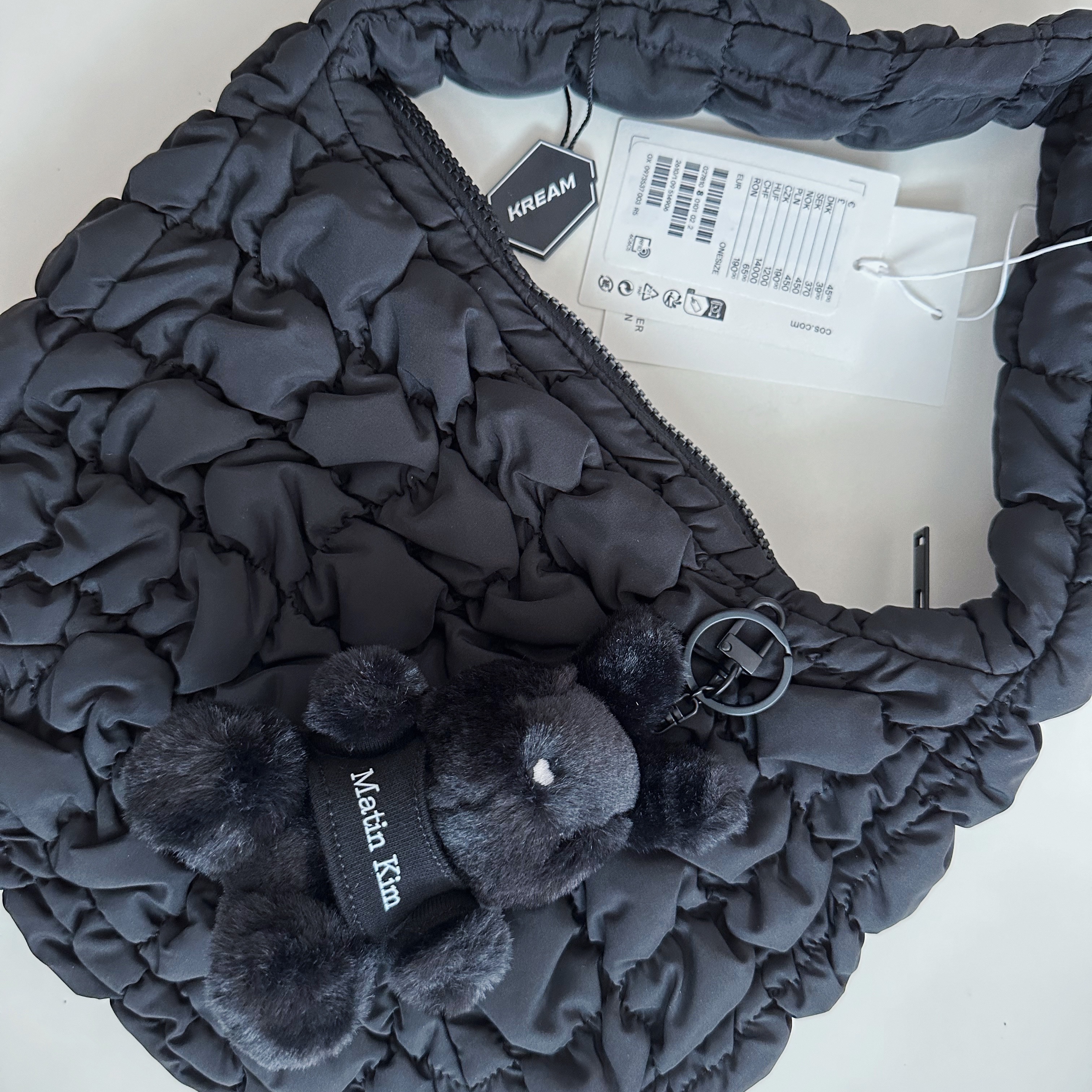 Matin Kim Black Bunny Toy Keyring Black, COS Quilted Mini Bag Black 착용 스타일 - 2