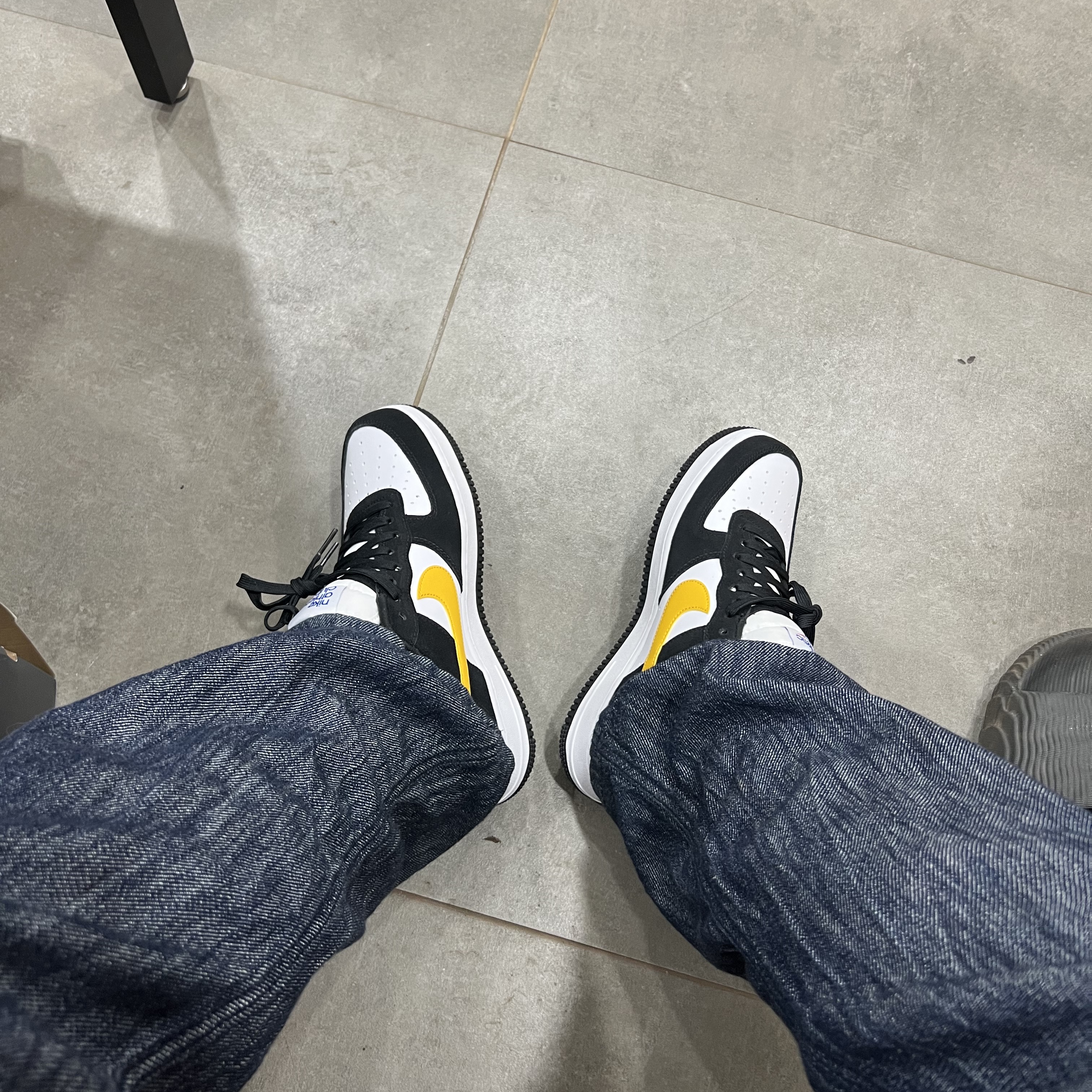 Nike Air Force 1 '07 LV8 Athletic Club Black Dark Sulfur 착용 스타일