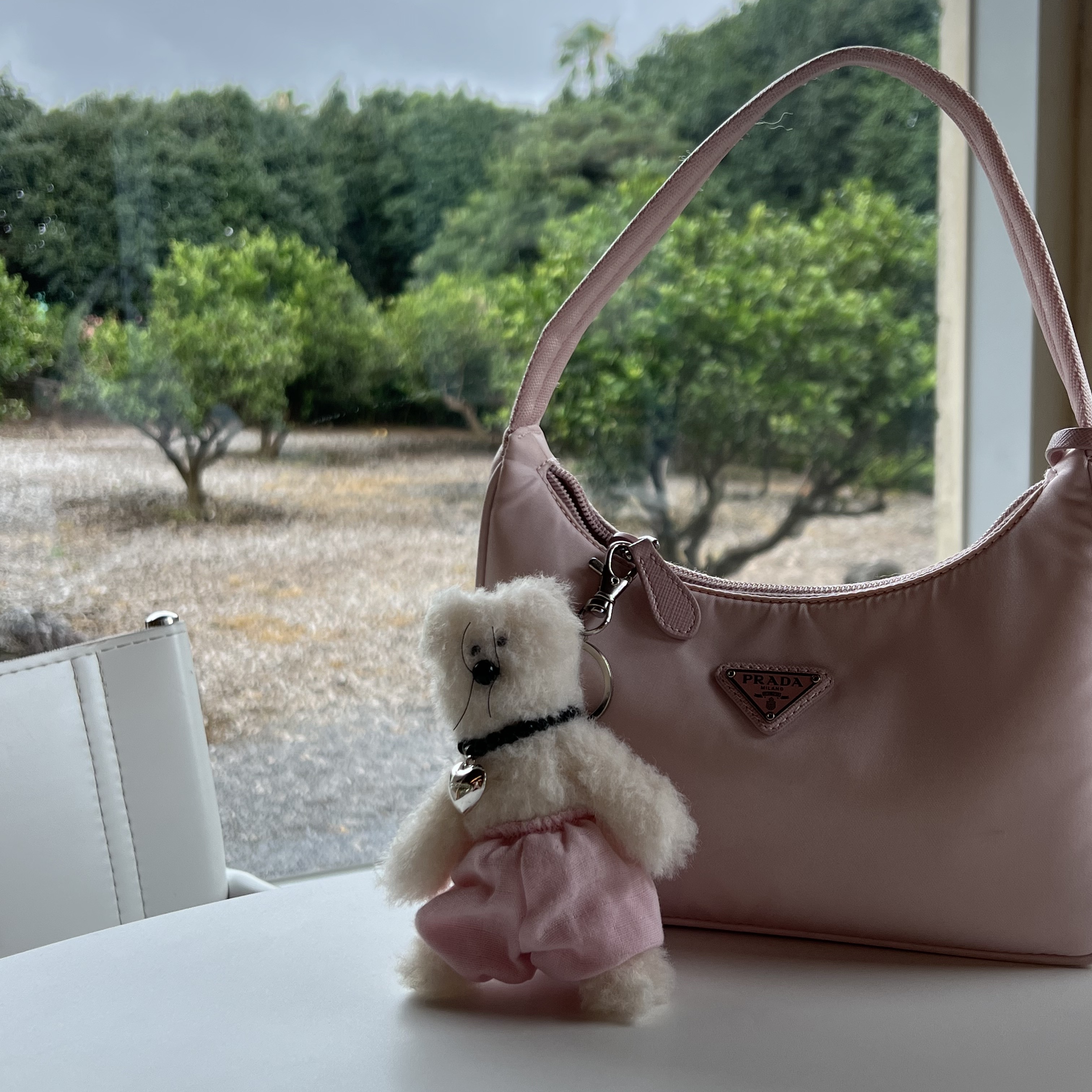 [KREAM 단독] Monamhee Creami Keyring Cream, Prada Re-Nylon Re-Edition 2000 Mini Bag Alabaster Pink 착용 스타일 - 1