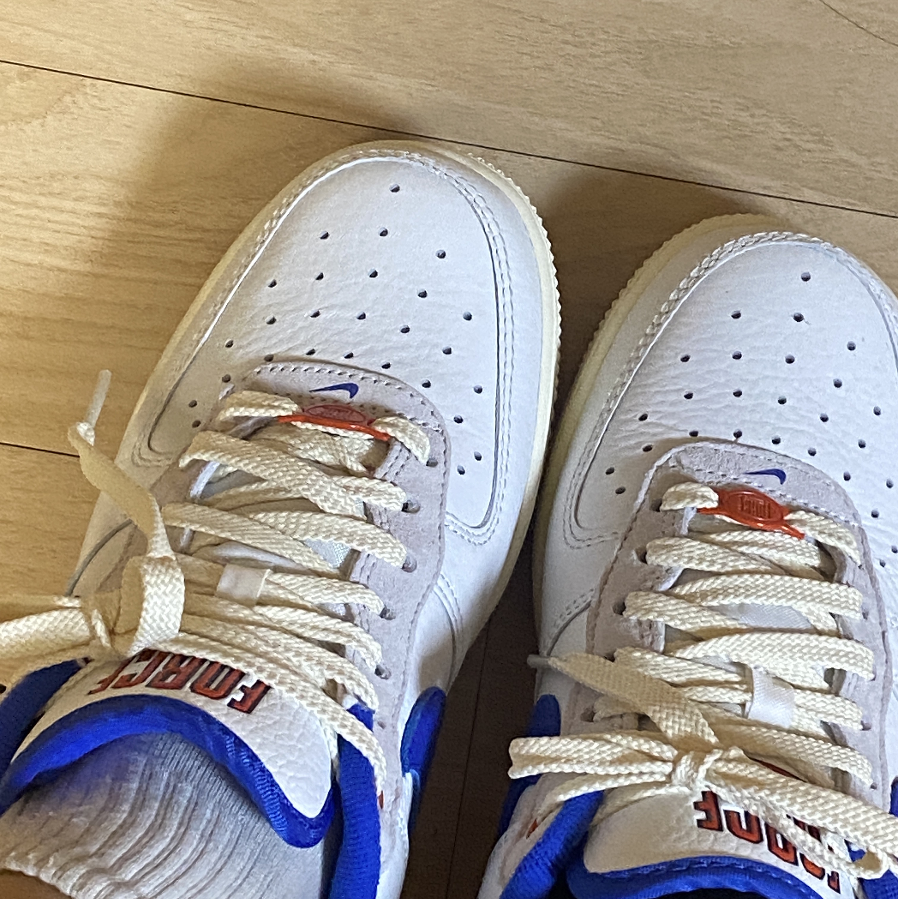 (W) Nike Air Force 1 '07 LX University Blue and Summit White 착용 스타일 - 2