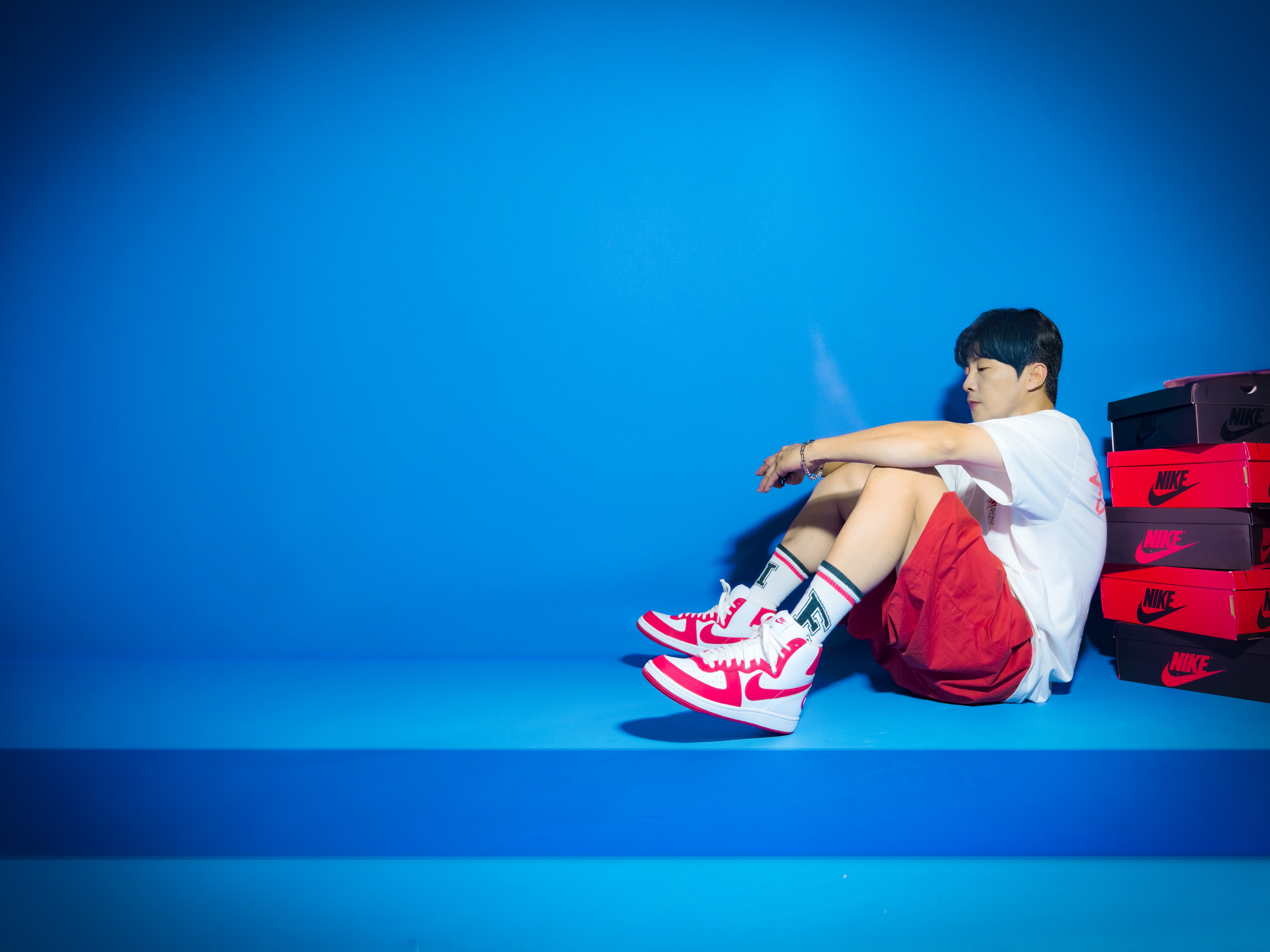 Nike x Comme des Garcons Homme Plus Terminator High Red, Stussy Built Tough T-Shirt White 착용 스타일 - 1