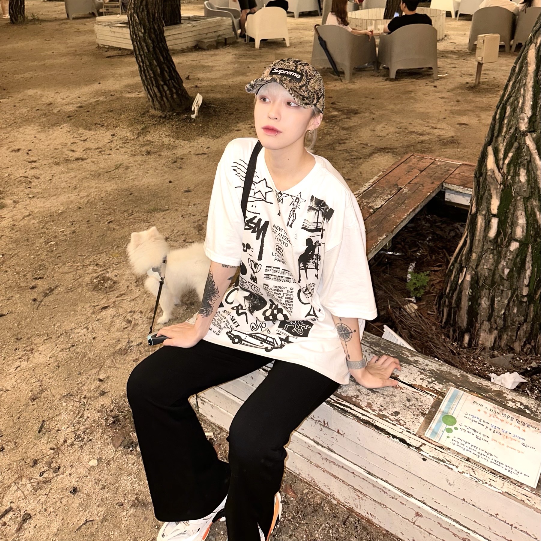 Stussy Sara T-Shirt White, (W) Balenciaga Track Sneakers White Orange 착용 스타일 - 1