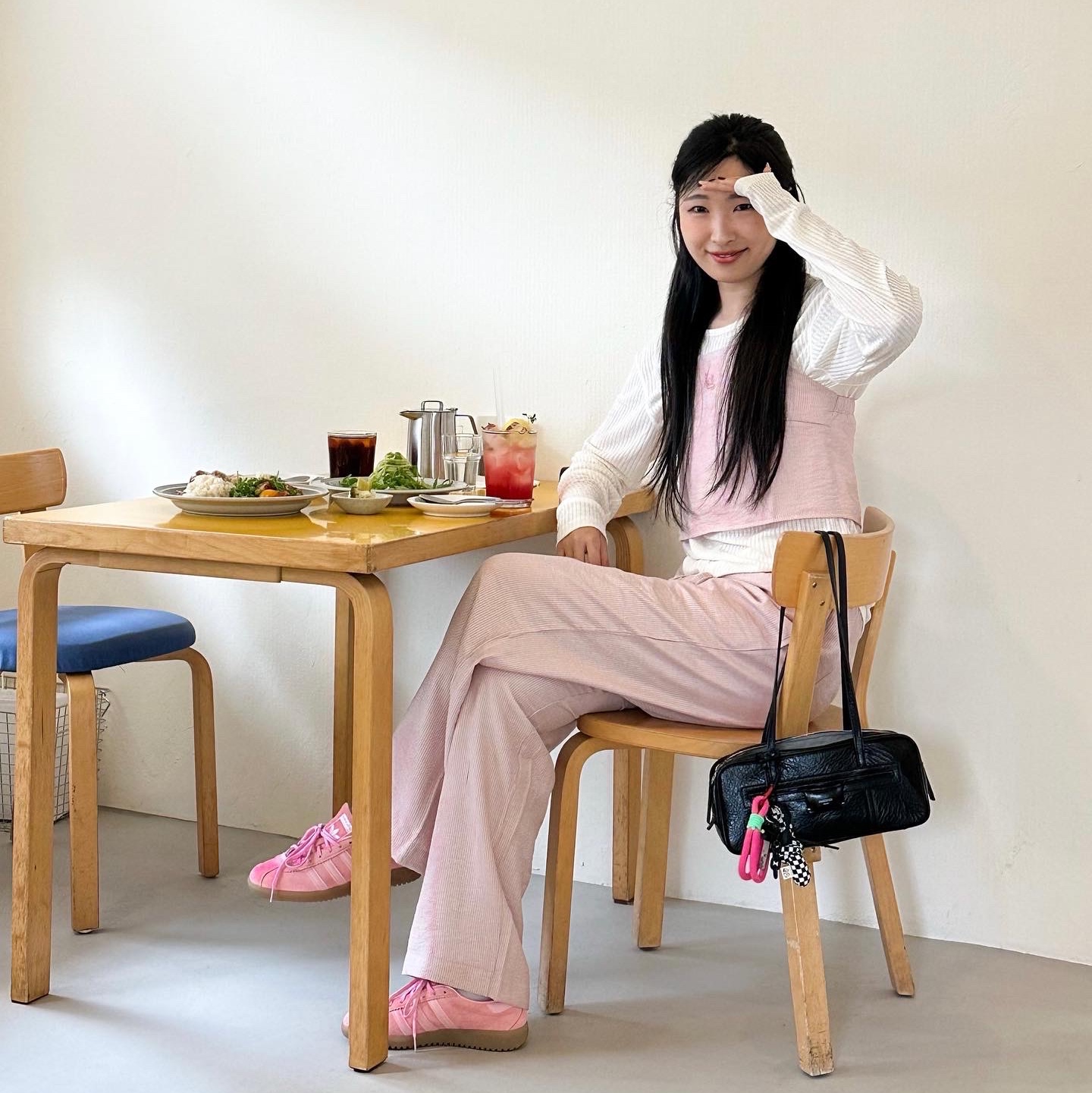 Adidas Bermuda Glow Pink 착용 스타일