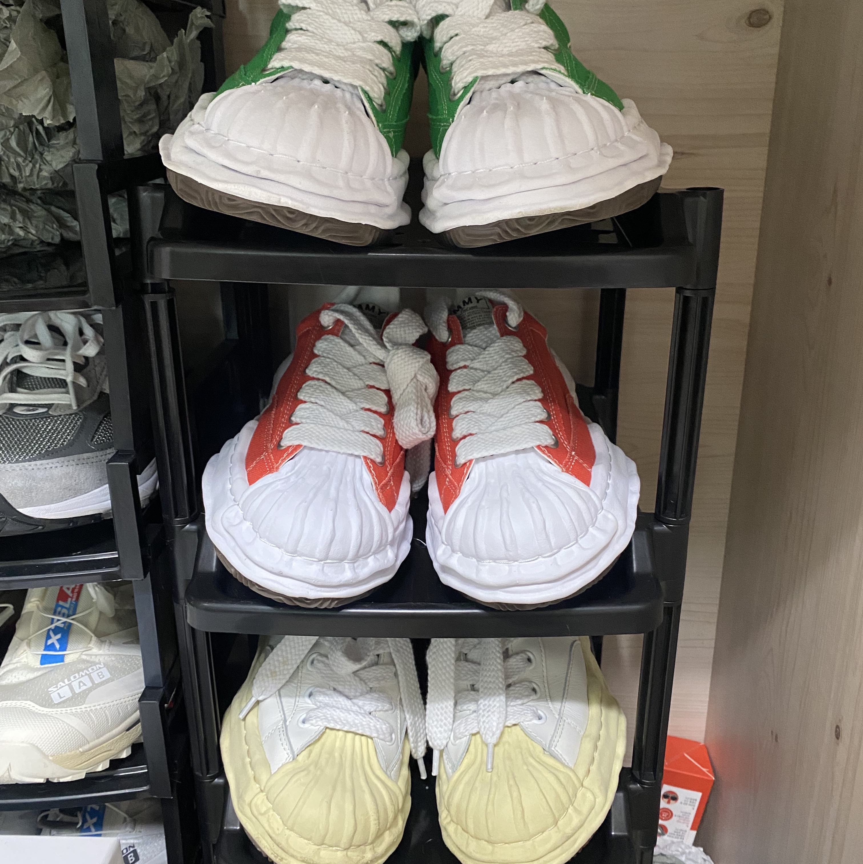 Maison Mihara Yasuhiro Blakey OG Sole Canvas Low-top Sneakers Orange, Maison Mihara Yasuhiro Blakey OG Sole Canvas Low-top Sneakers Green 착용 스타일