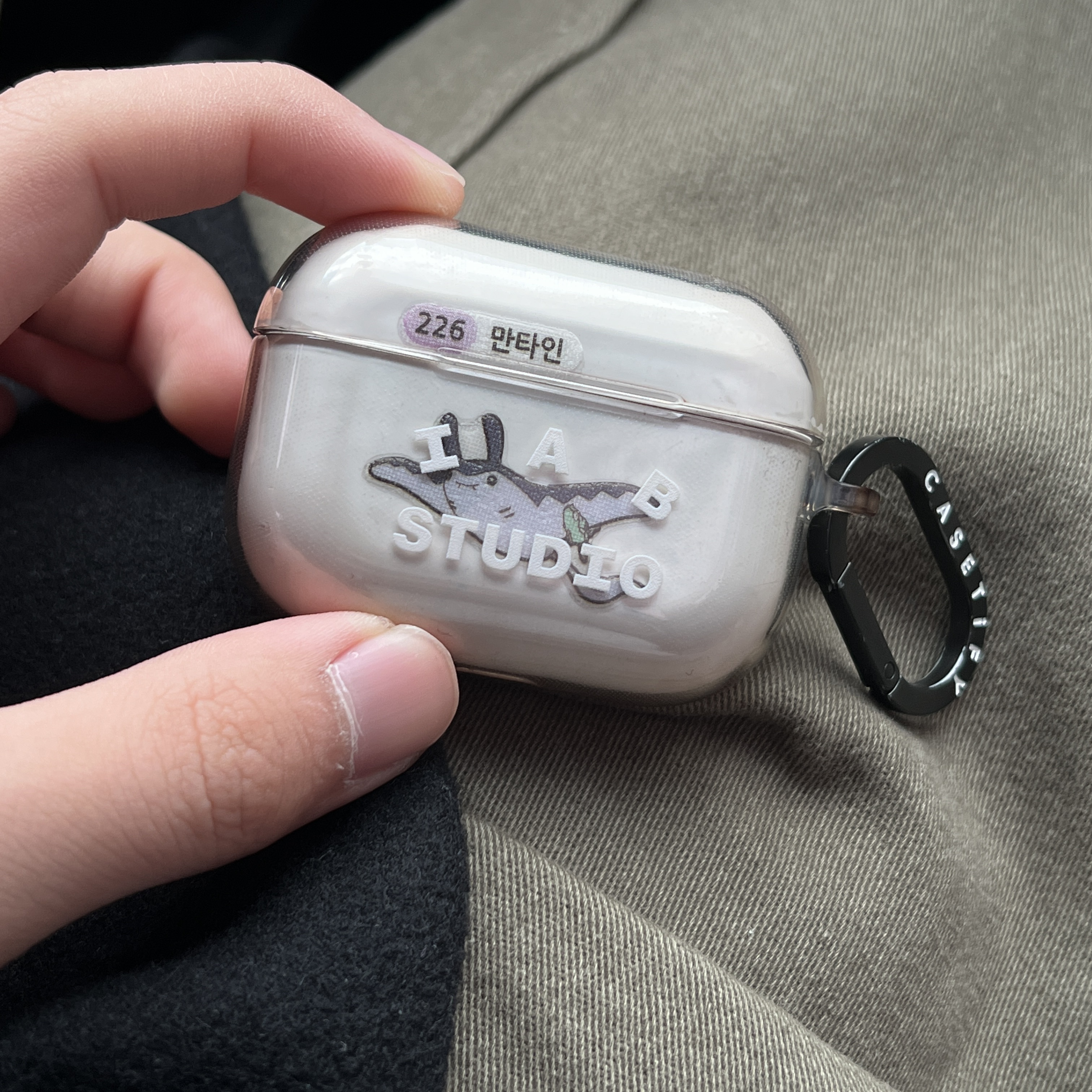Casetify x IAB Studio Single White Logo AirPods Pro Case Clear, Vans x BAPE Sk8-Hi 38 DX Line ABC Camo Black 착용 스타일 - 1