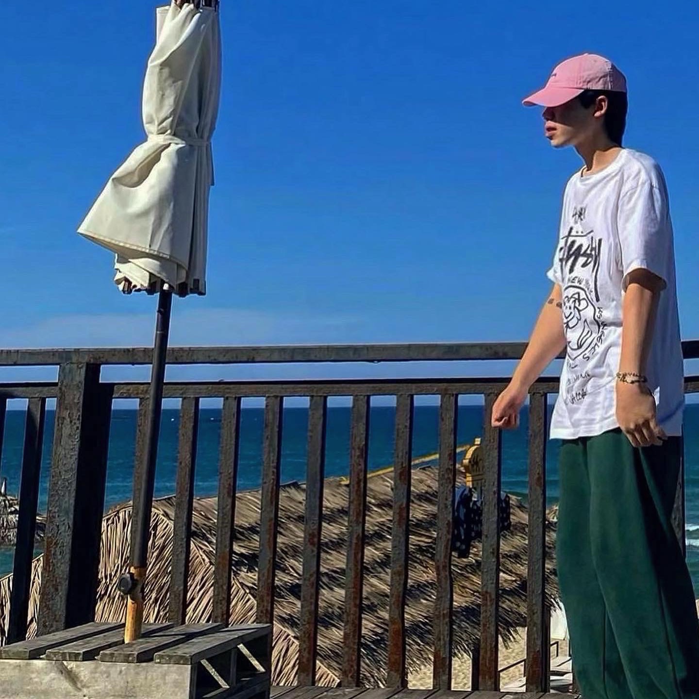 Stussy x Marc Jacobs 40 WT T-Shirt, Nike Air Force 1 '07 WB Flax 착용 스타일 - 2