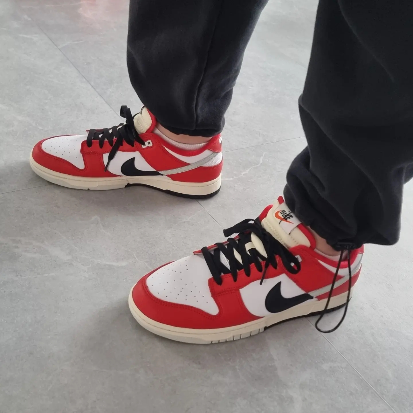 Nike Dunk Low Retro PRM University Red Black 착용 스타일 - 4