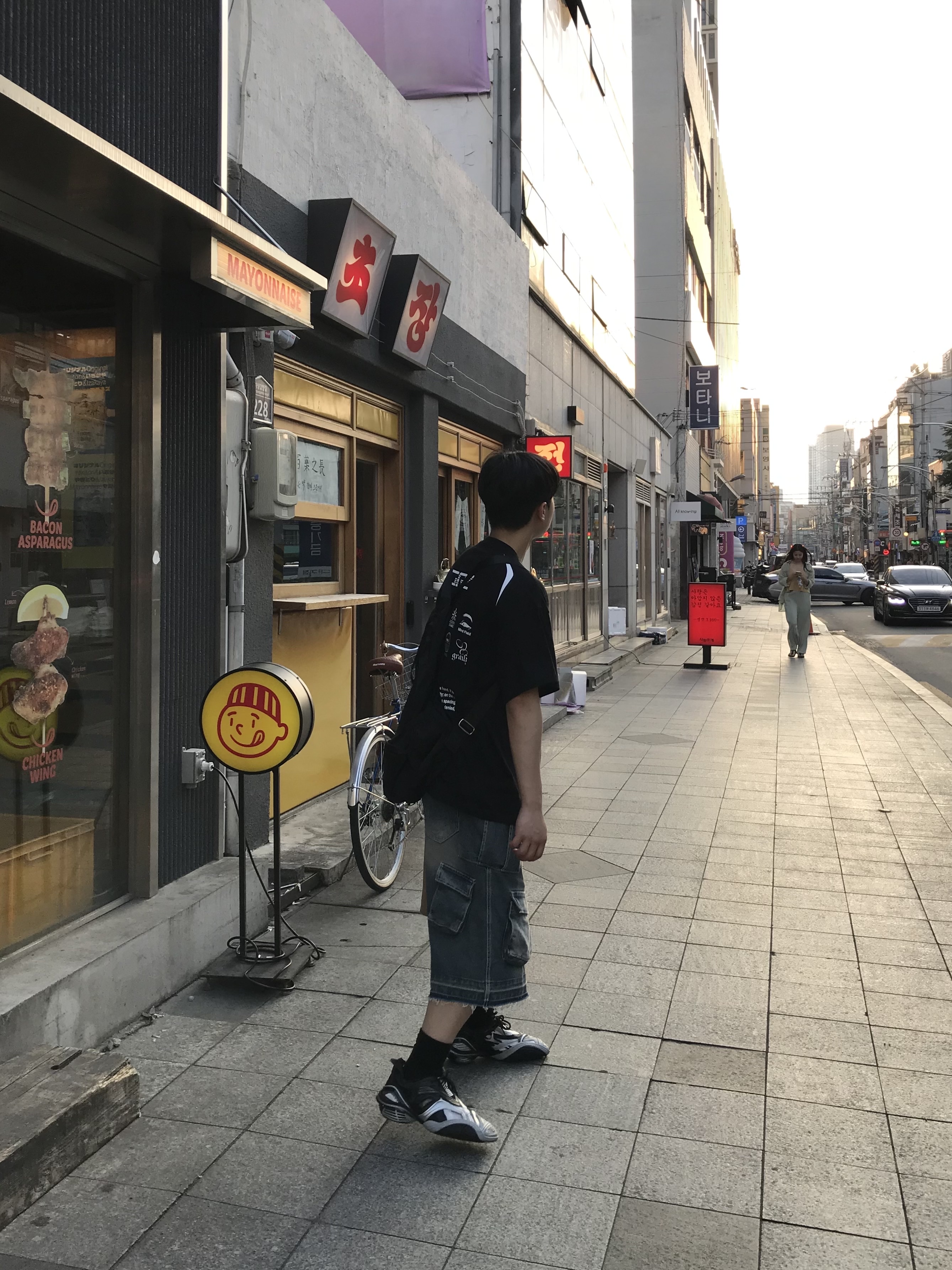 Nos Couleurs Old Washed Cargo Denim Shorts Blue, Balenciaga Tyrex Sneakers Black Grey 착용 스타일 - 4
