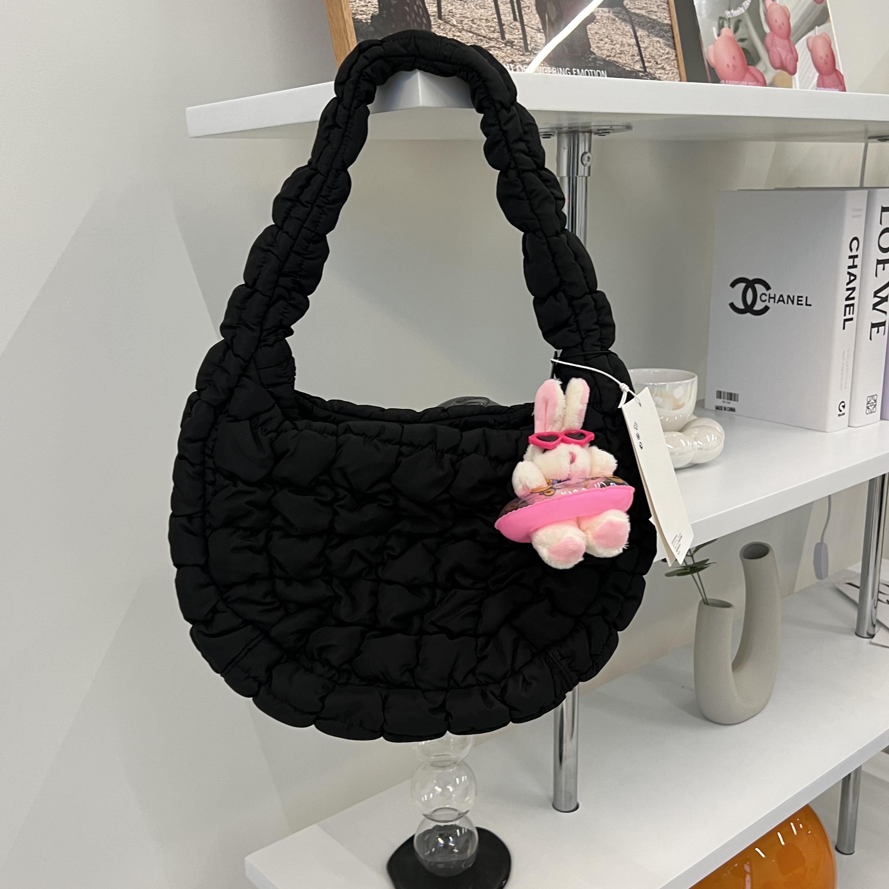 COS Quilted Mini Bag Black 착용 스타일 - 1