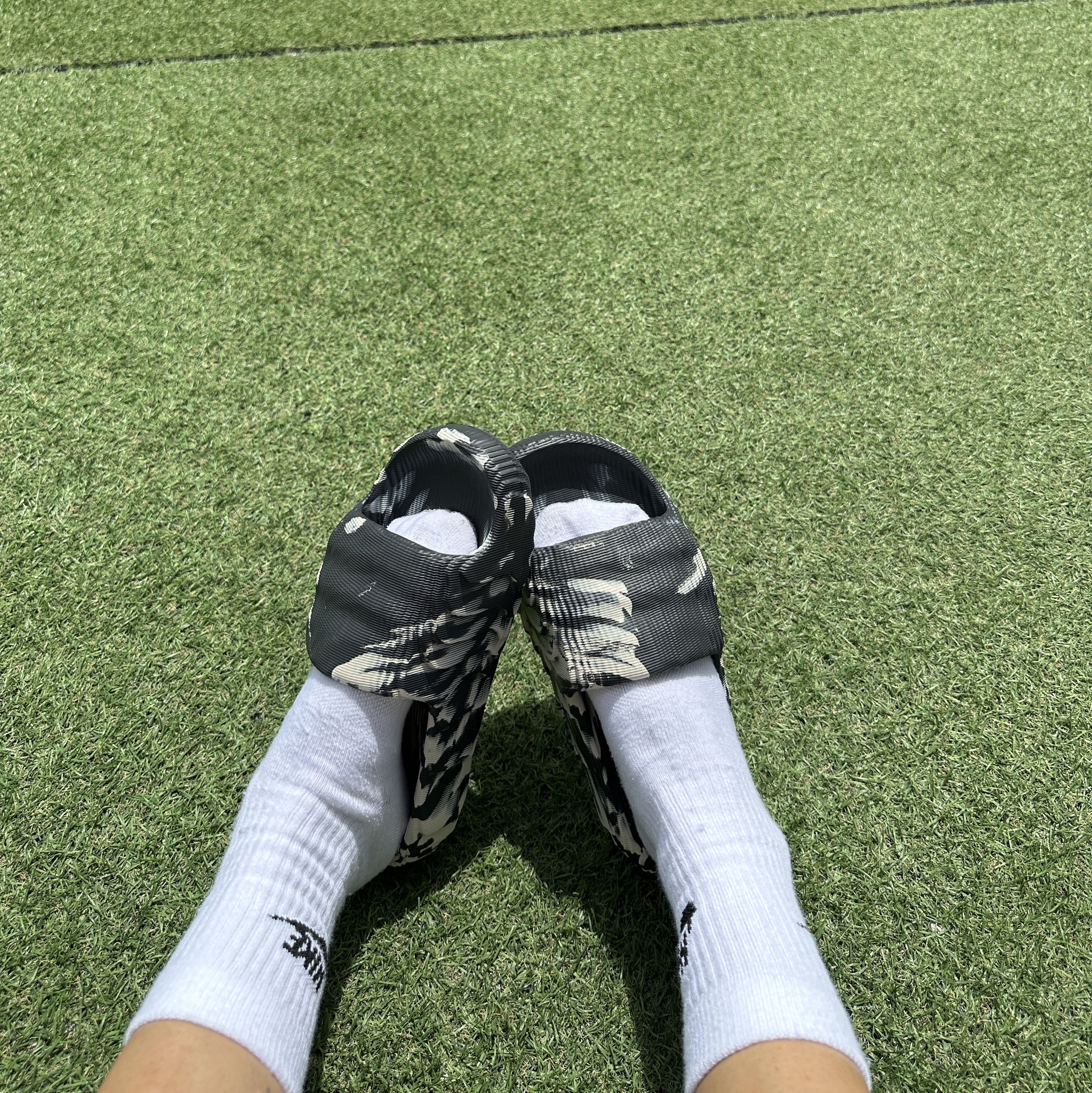 Adidas Adilette 22 Carbon Aluminium 착용 스타일