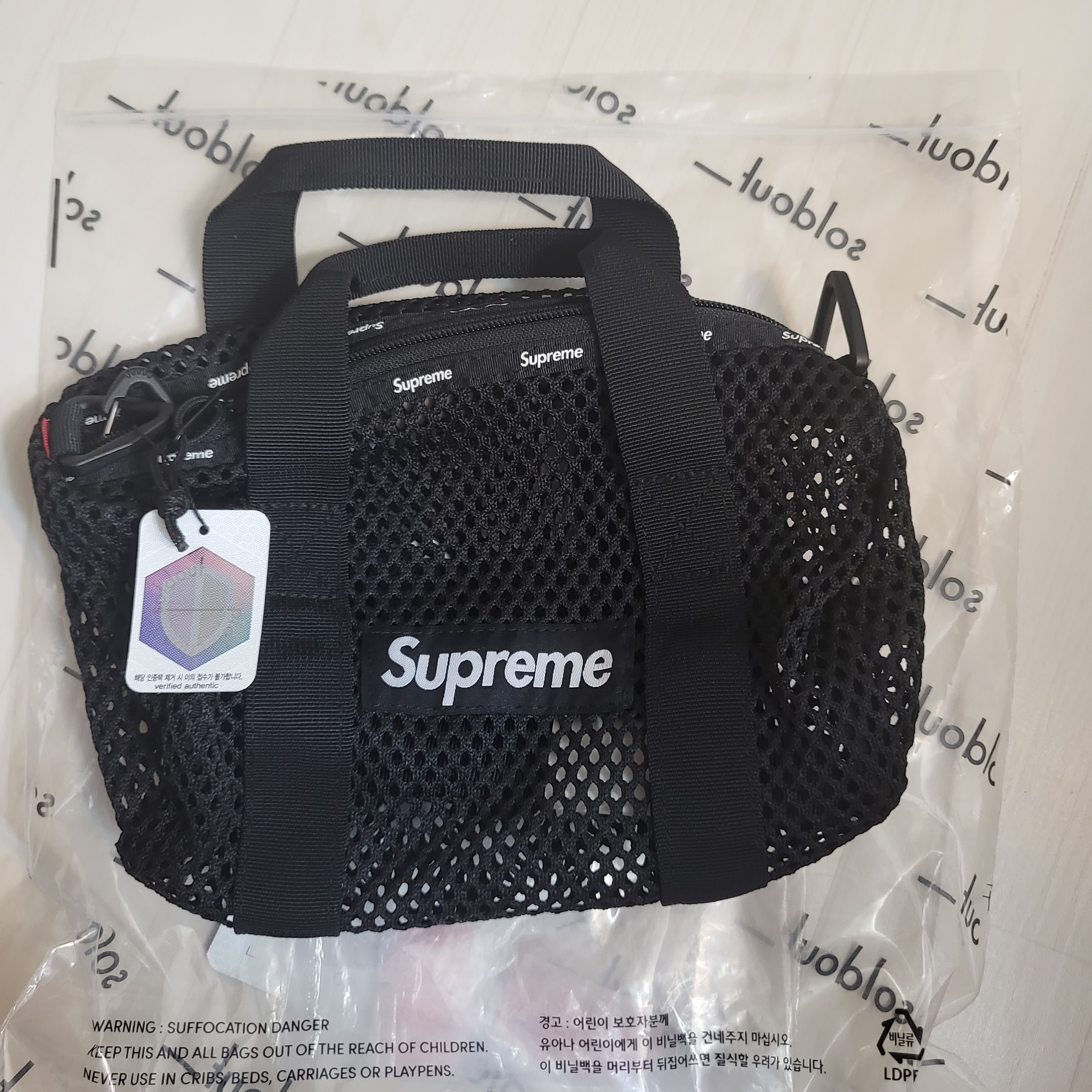 Supreme Mesh Mini Duffle Bag Black - 23SS 착용 스타일