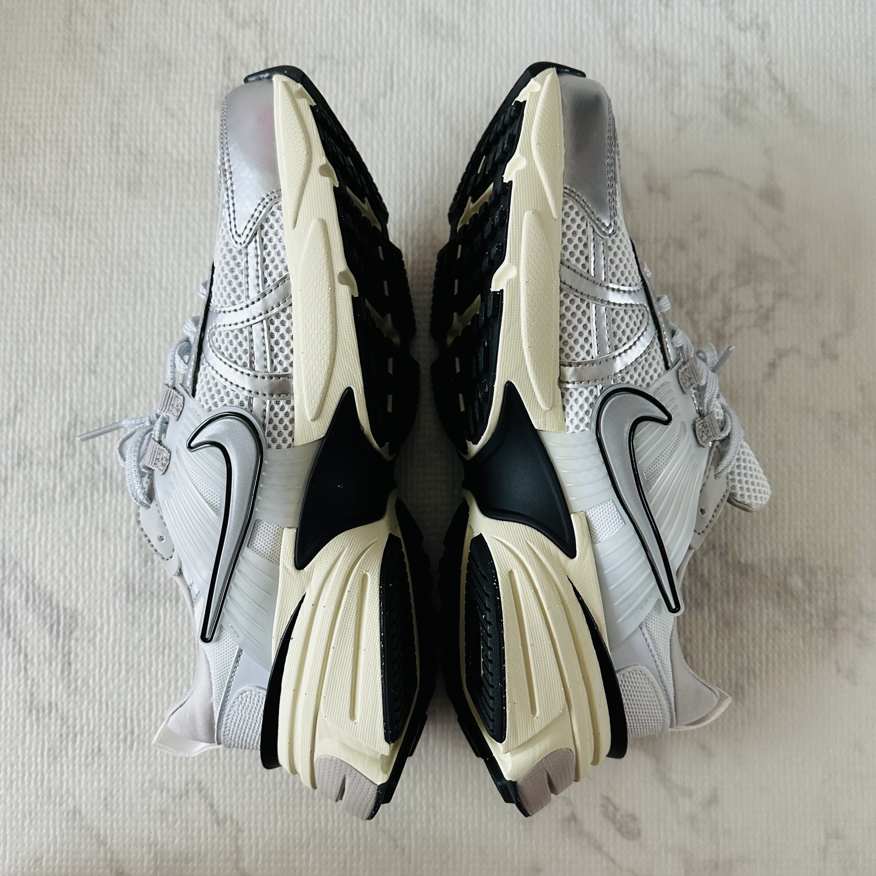 Nike V2K Run Summit White Metallic Silver 착용 스타일 - 2