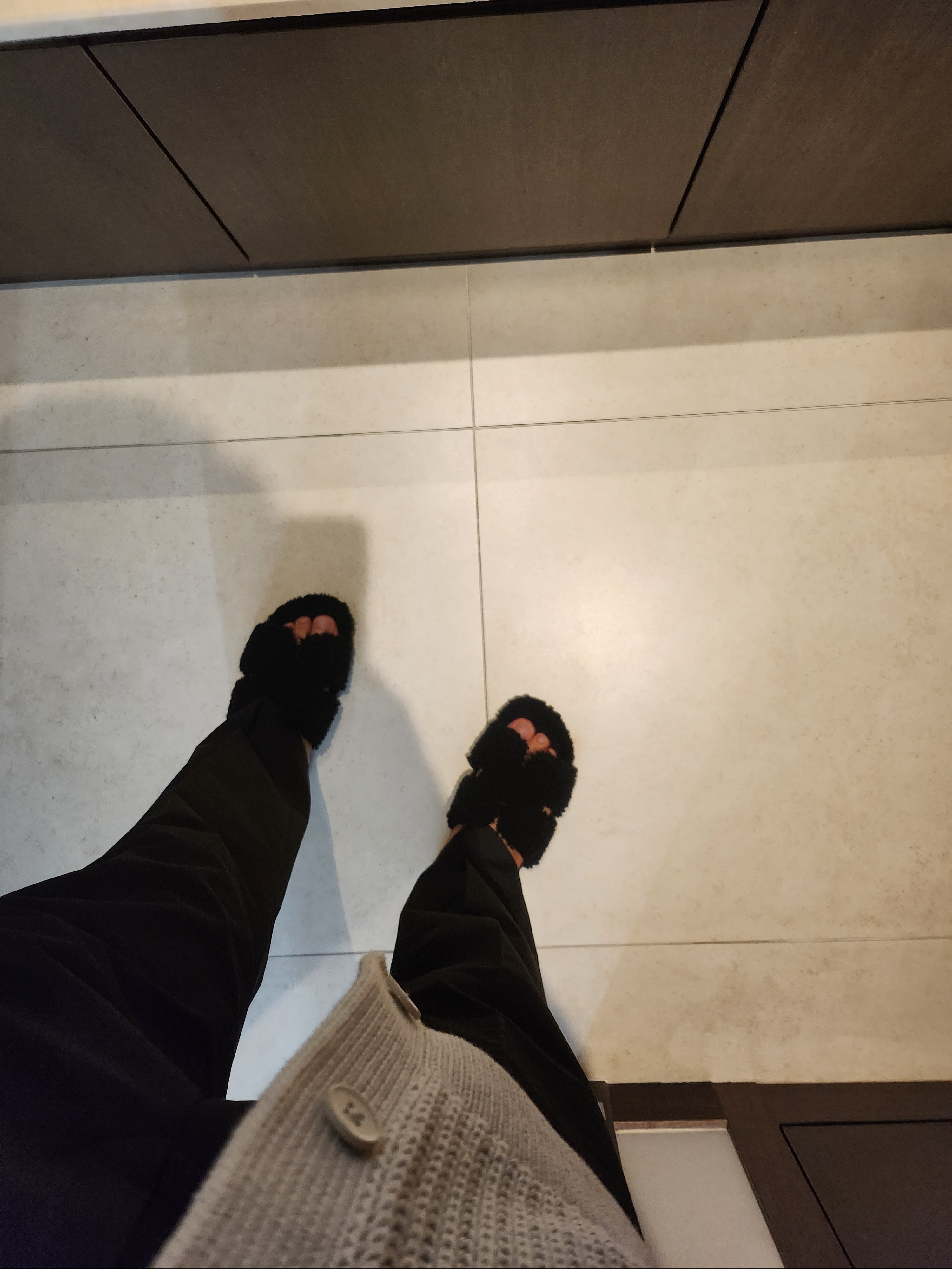 Hermes Izmir Sandal Woolskin & Noir, Prada Stretch Technical Fabric Pants Black 착용 스타일