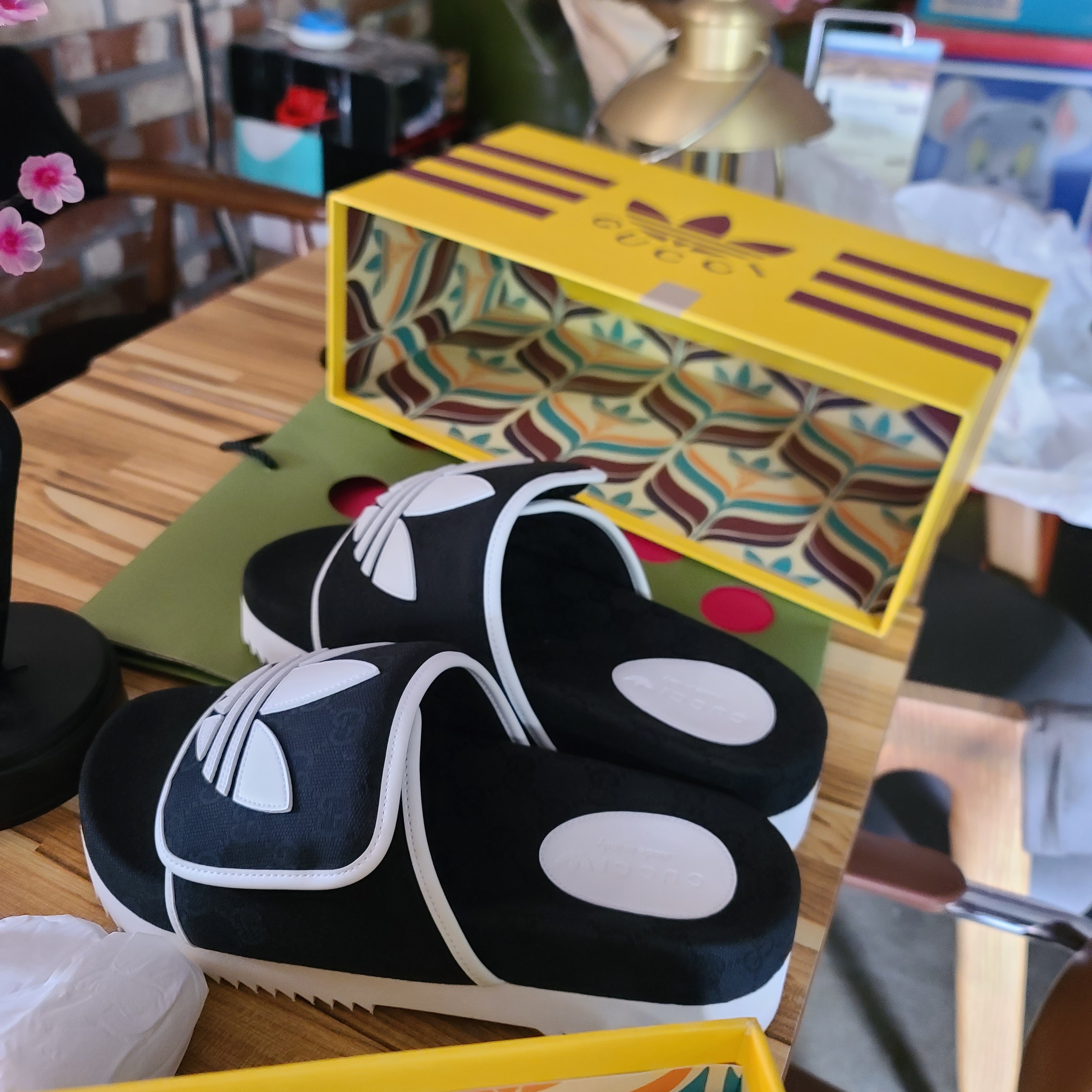 Gucci x Adidas Slide Sandal Black 착용 스타일 - 2