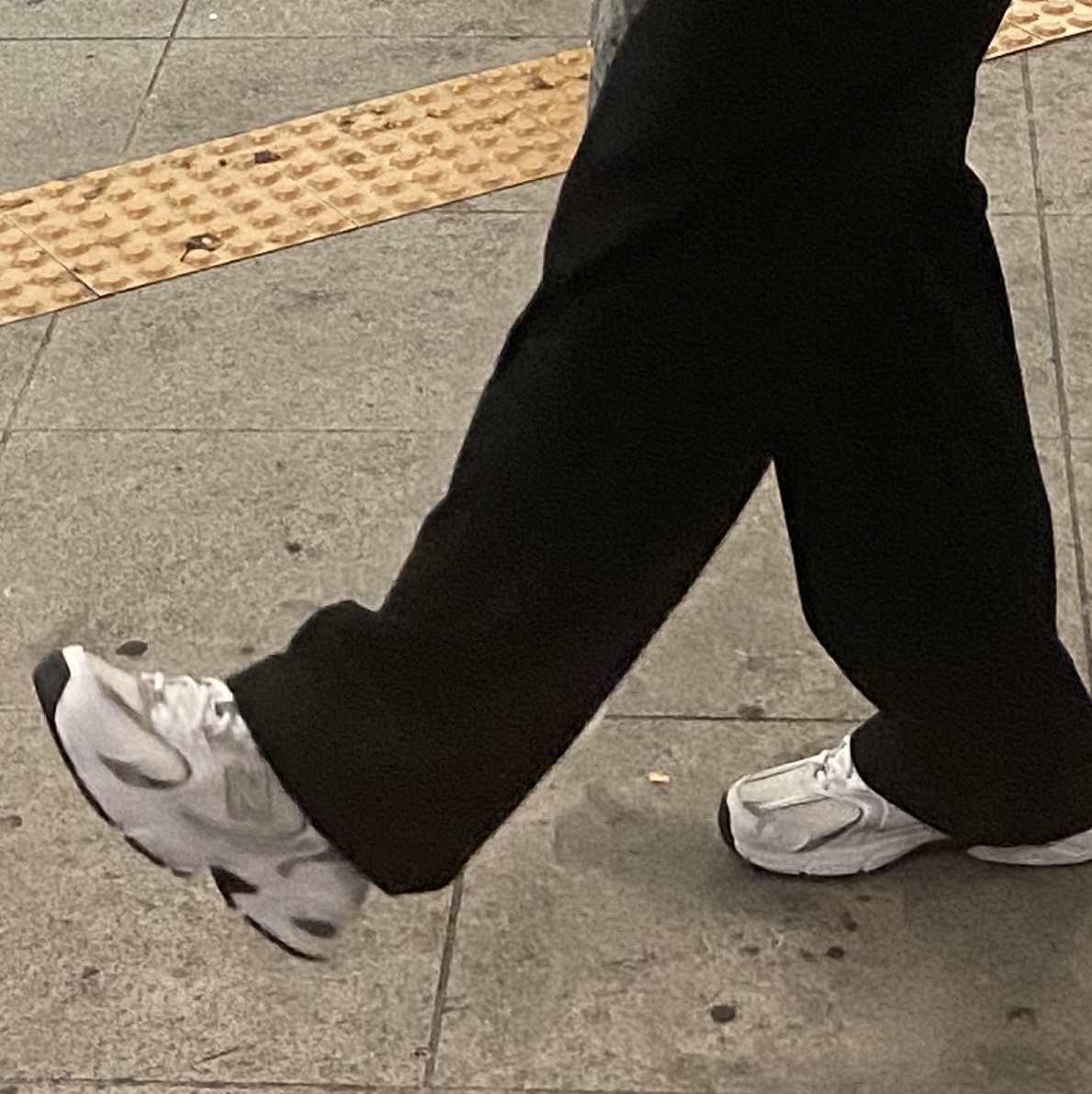 New Balance 530 White Silver 착용 스타일 - 2