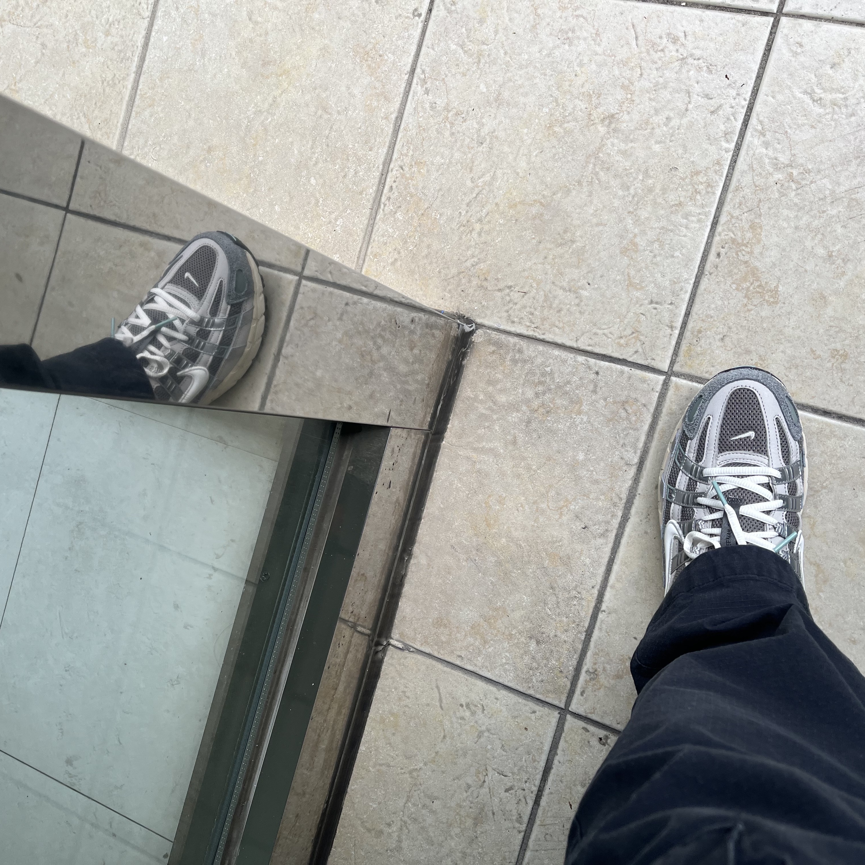 Nike P-6000 Flat Pewter Light Iron Ore 착용 스타일