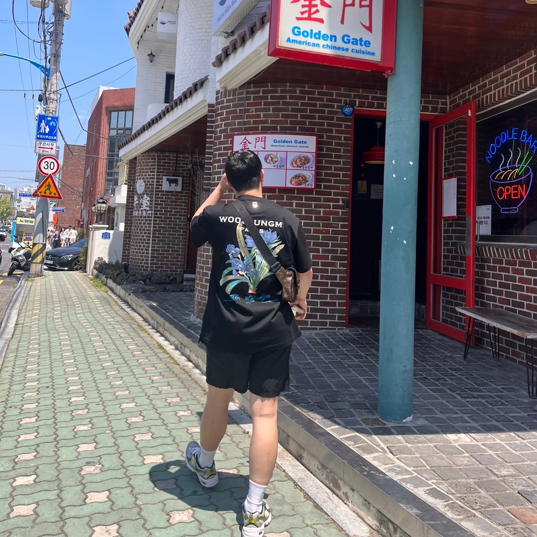 Wooyoungmi Flower Print Back Logo T-Shirt Black - 23SS, Louis Vuitton S Lock Messenger Monogram Minty Green 착용 스타일