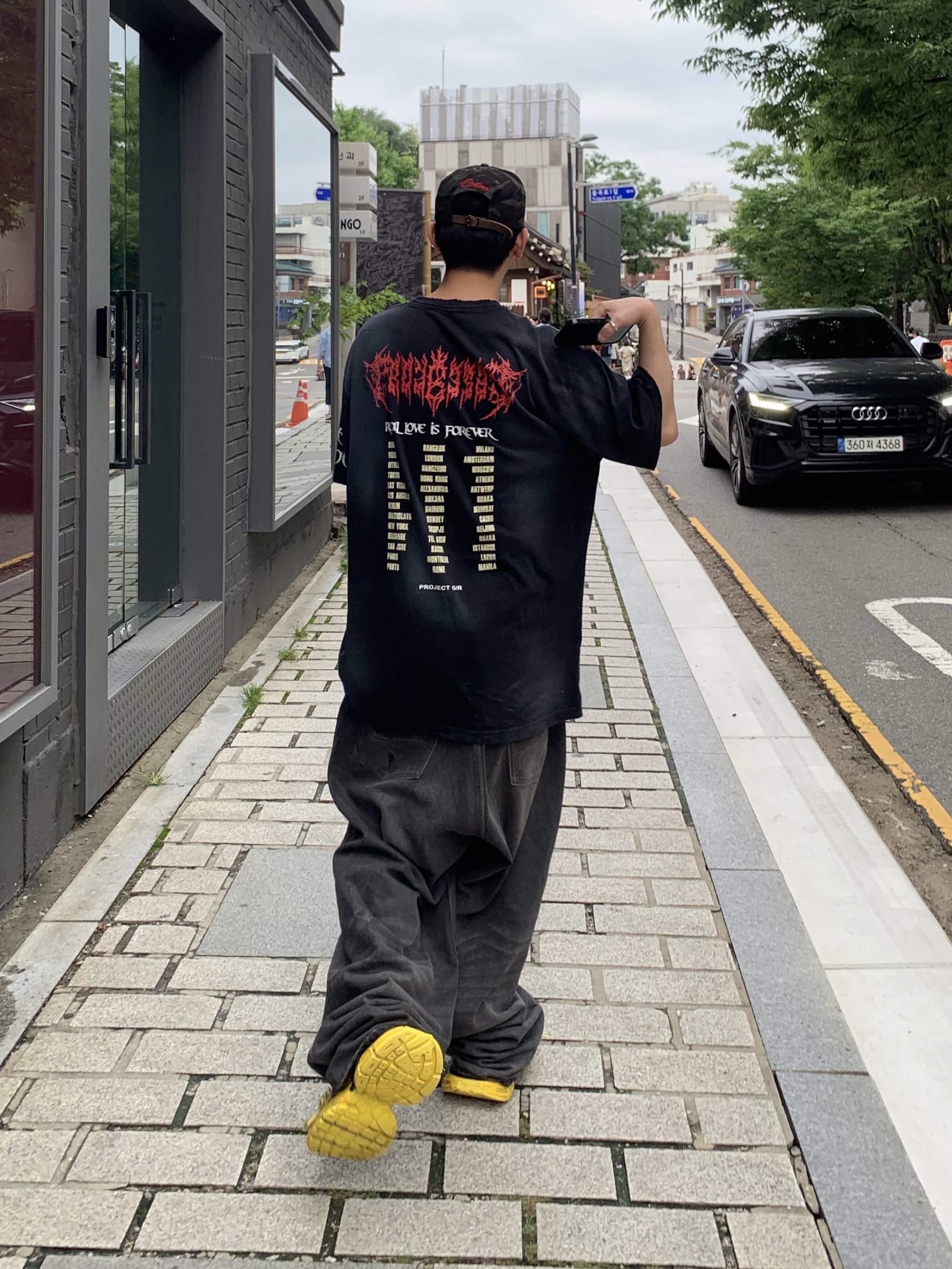 Balenciaga Large Baggy Jeans in Dark Grey Soft Denim, Balenciaga 3XL Sneakers Yellow Black 착용 스타일 - 5