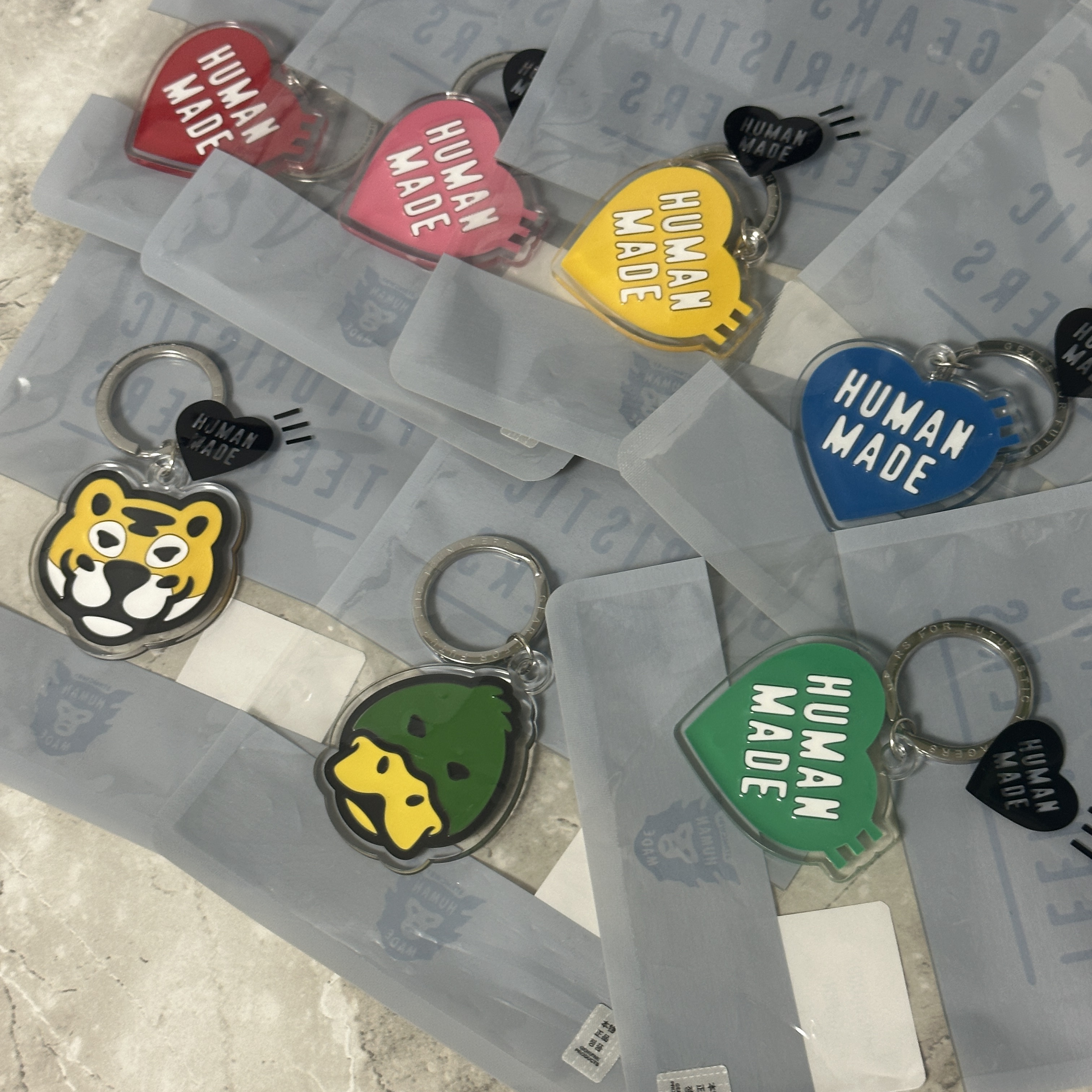Human Made Acrylic Heart Keyring Pink, Human Made Acrylic Heart Keyring Green 착용 스타일