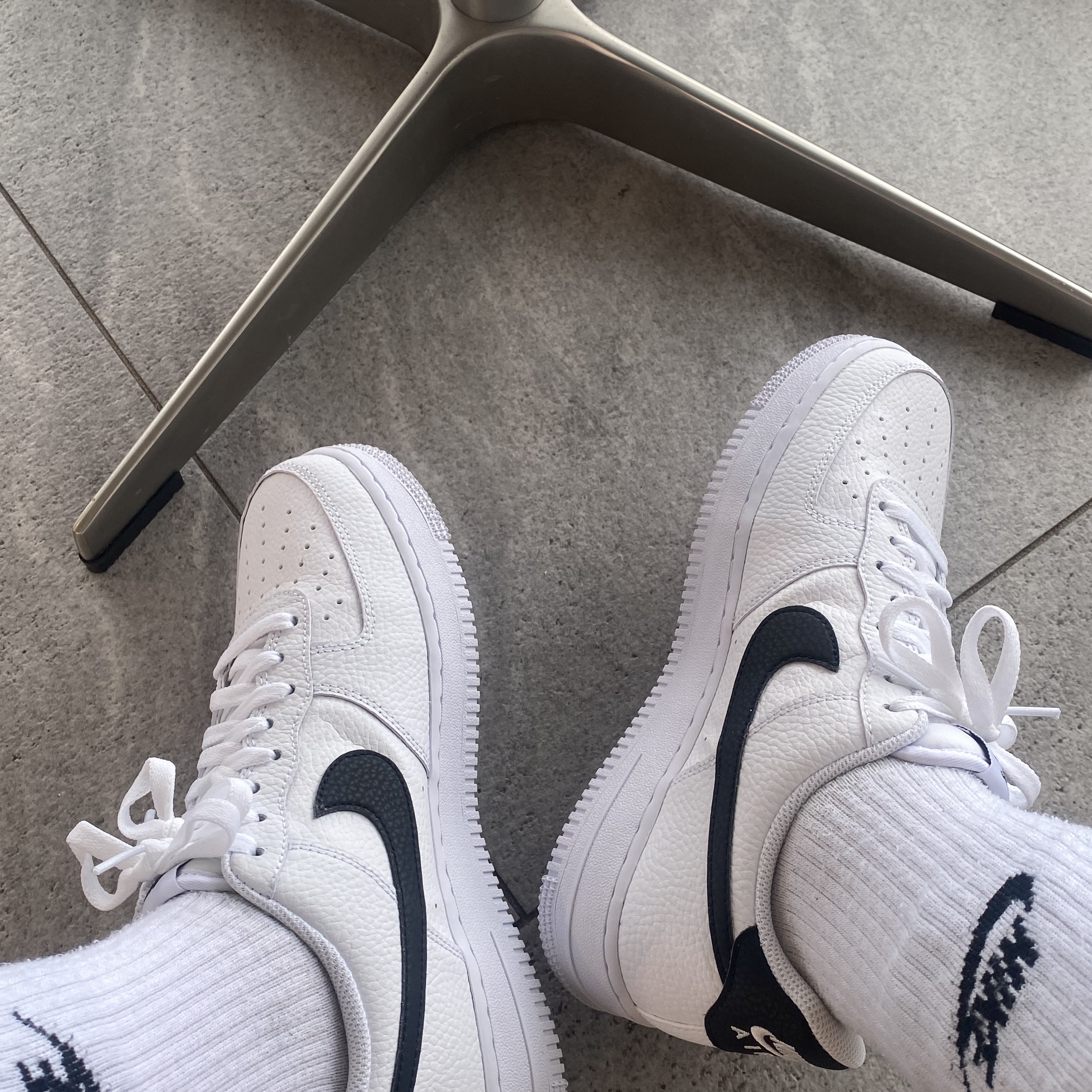 Nike Air Force 1 '07 White Black 착용 스타일 - 1