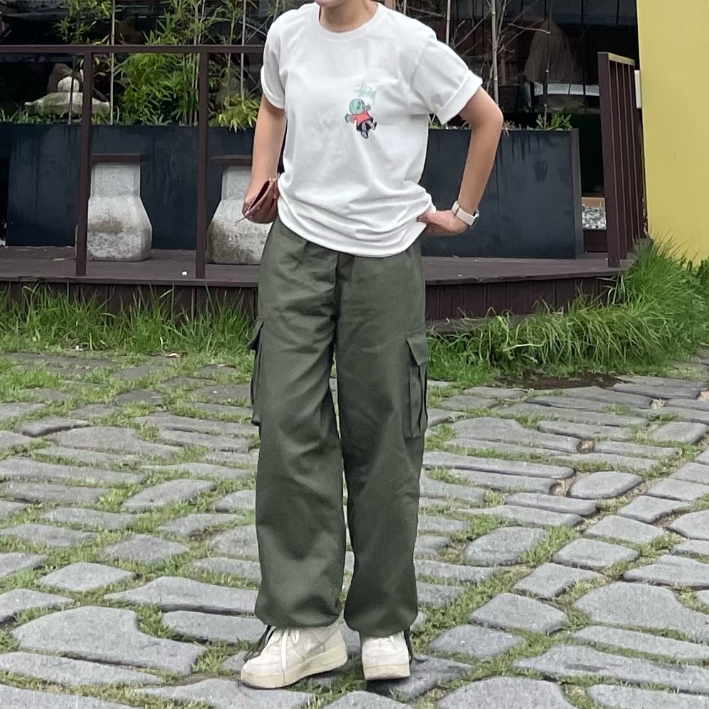 Stussy Dollie Pigment Dyed T-Shirt Natural, Nike x Stussy Air Force 1 Low Fossil 착용 스타일 - 2