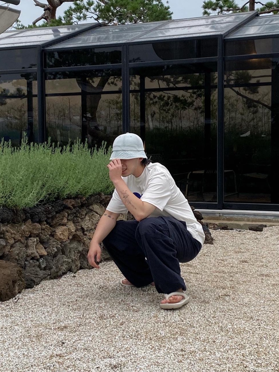 Ader Error Twin Heart Logo T-Shirt White, Taw&Toe Flip Flop Zerovity Bio Cream 착용 스타일 - 2