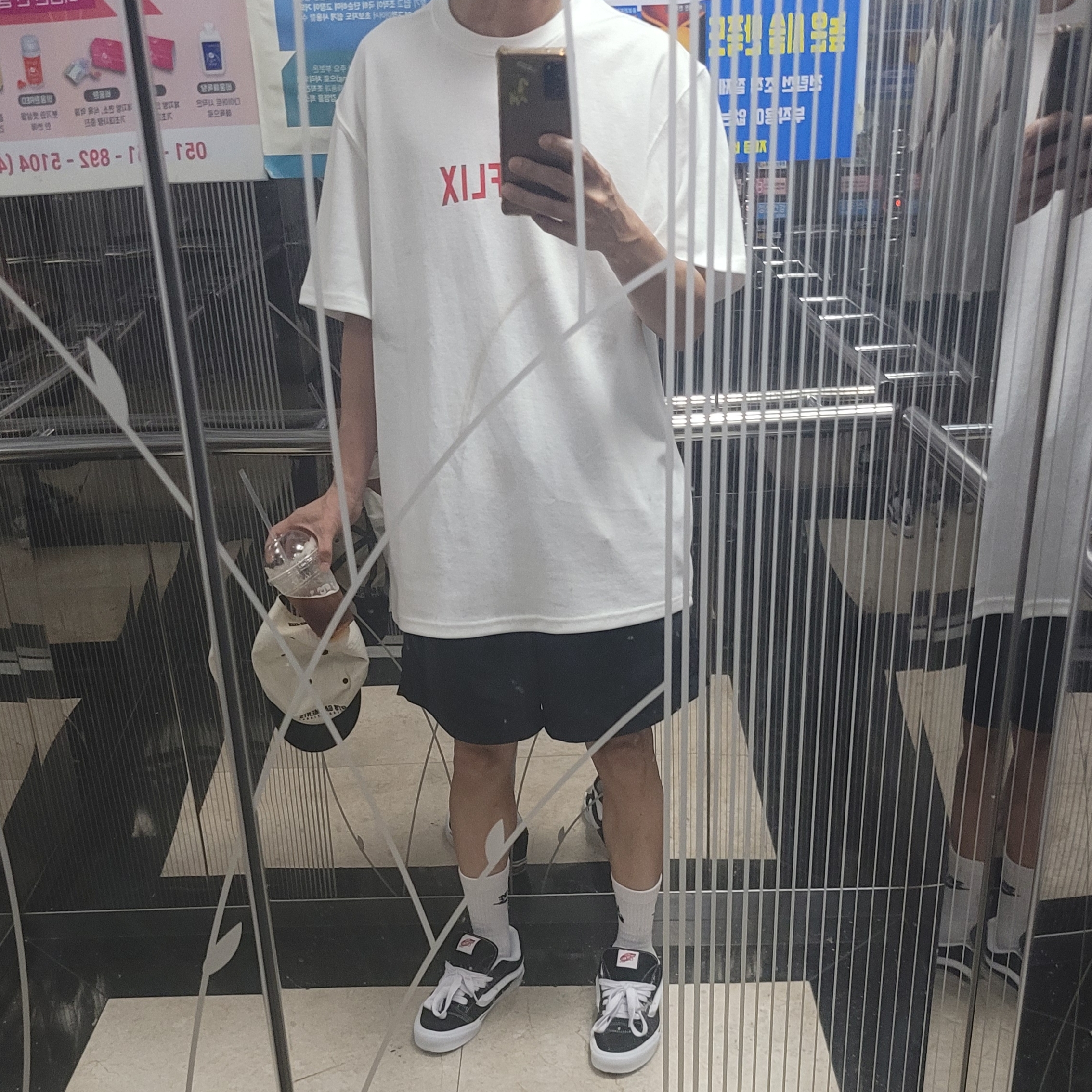 IAB Studio x Netflix SS T-Shirt White, Vans Knu-Skool Black True White 착용 스타일