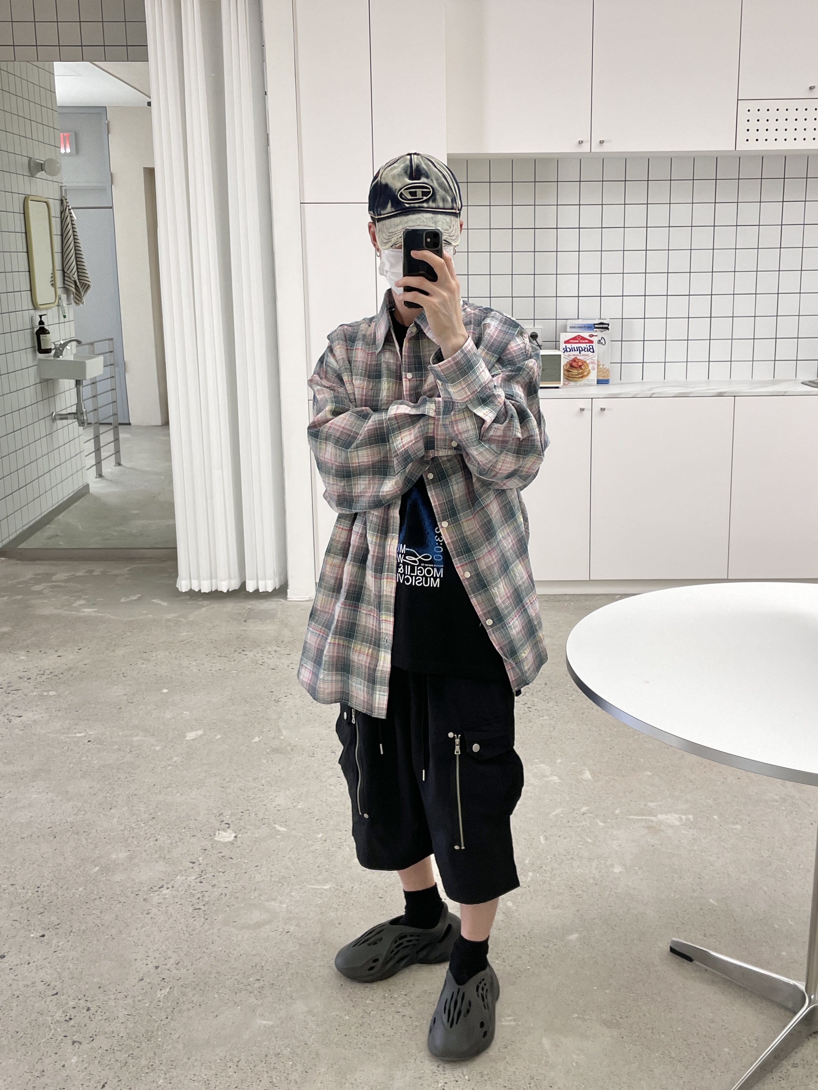 Diesel C-Seymon Treated Denim Baseball Cap Blue White, Adidas Yeezy Foam RNNR Onyx 착용 스타일