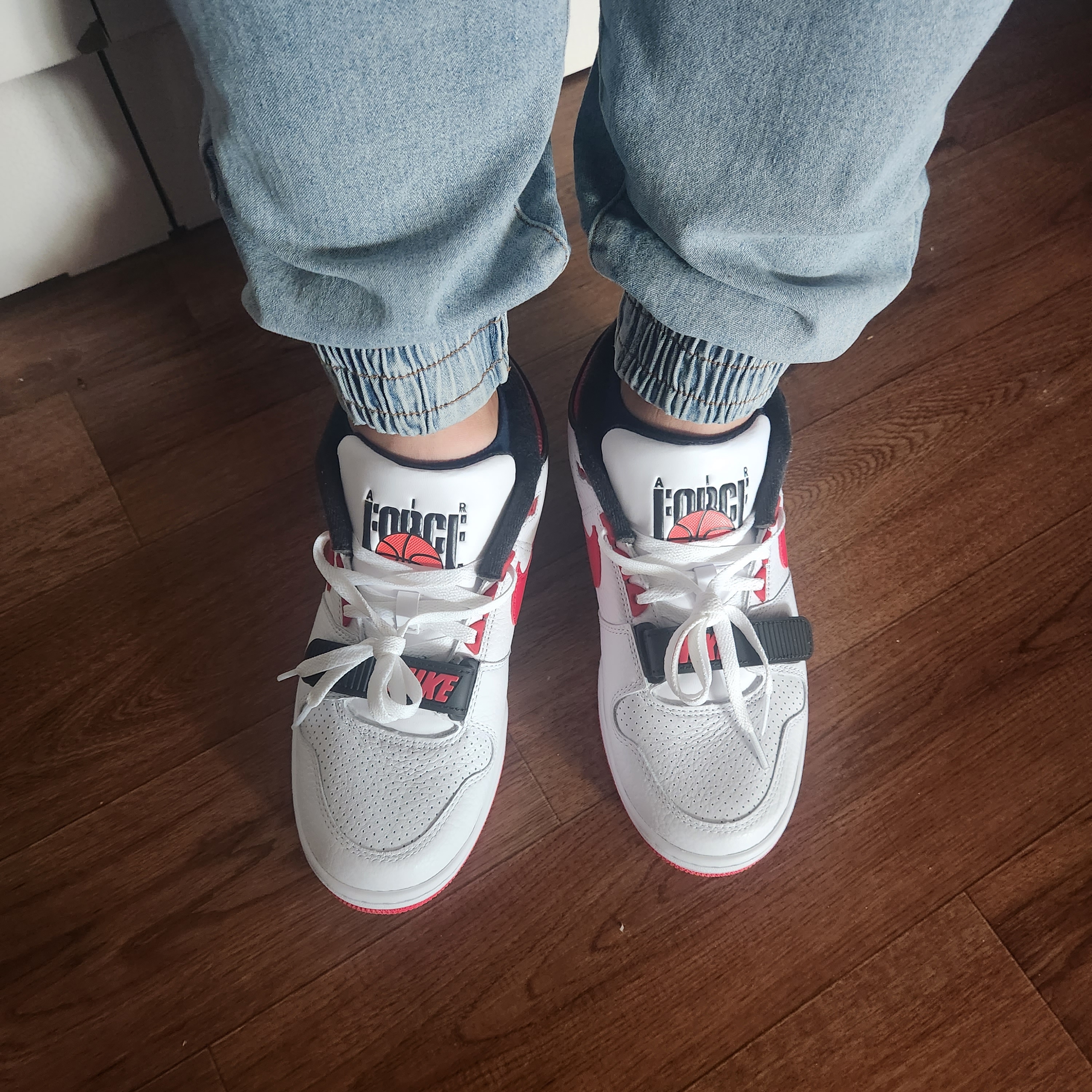 Nike Air Alpha Force 88 University Red and White 착용 스타일 - 2