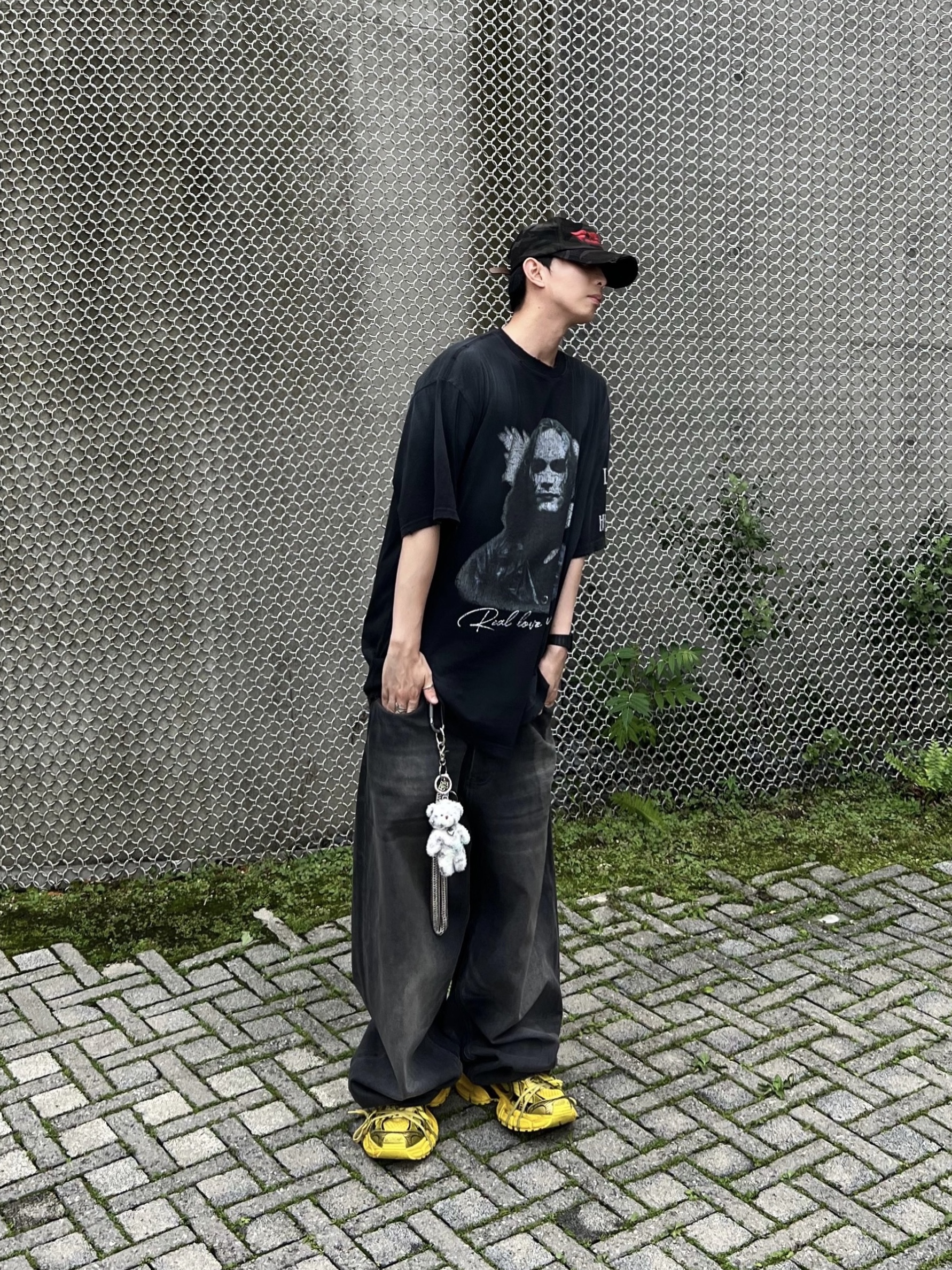 Balenciaga Large Baggy Jeans in Dark Grey Soft Denim, Balenciaga 3XL Sneakers Yellow Black 착용 스타일 - 2