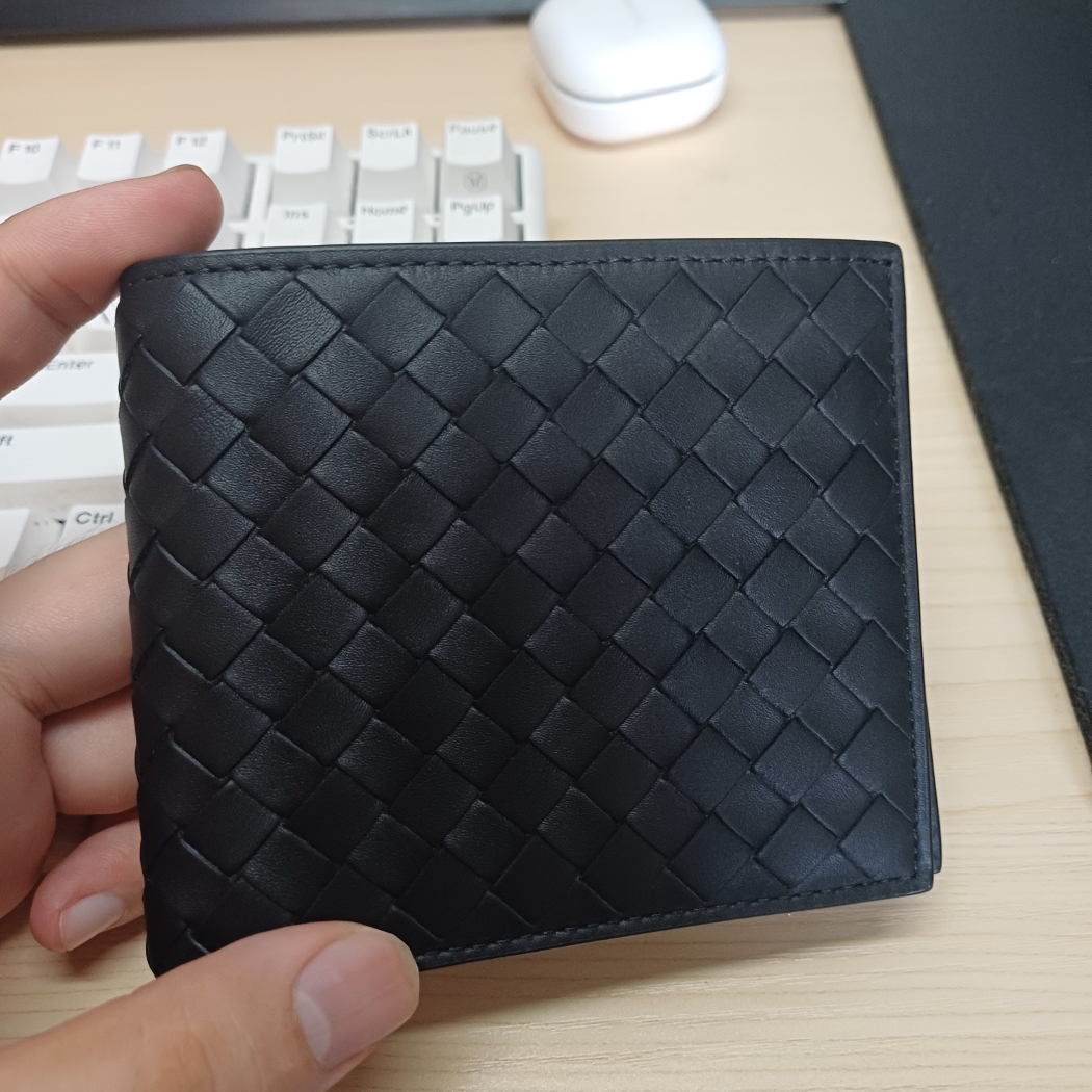 Bottega Veneta Bi-Fold Wallet Black 착용 스타일