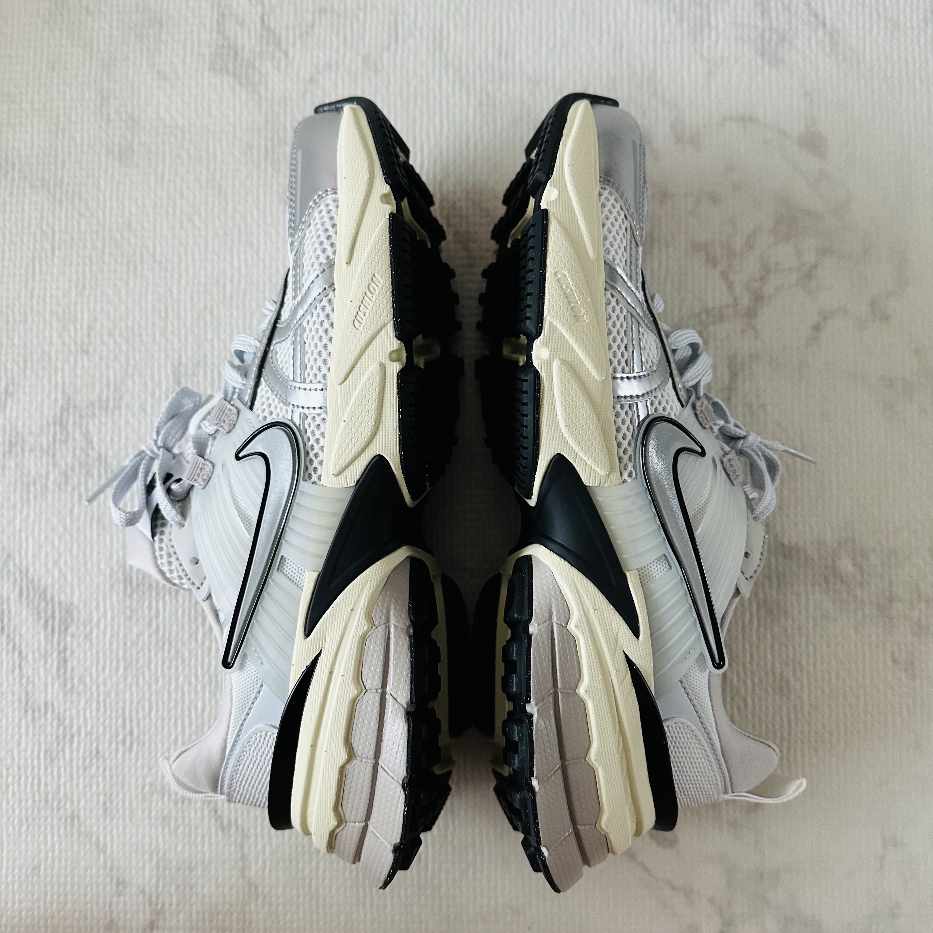 Nike V2K Run Summit White Metallic Silver 착용 스타일 - 3