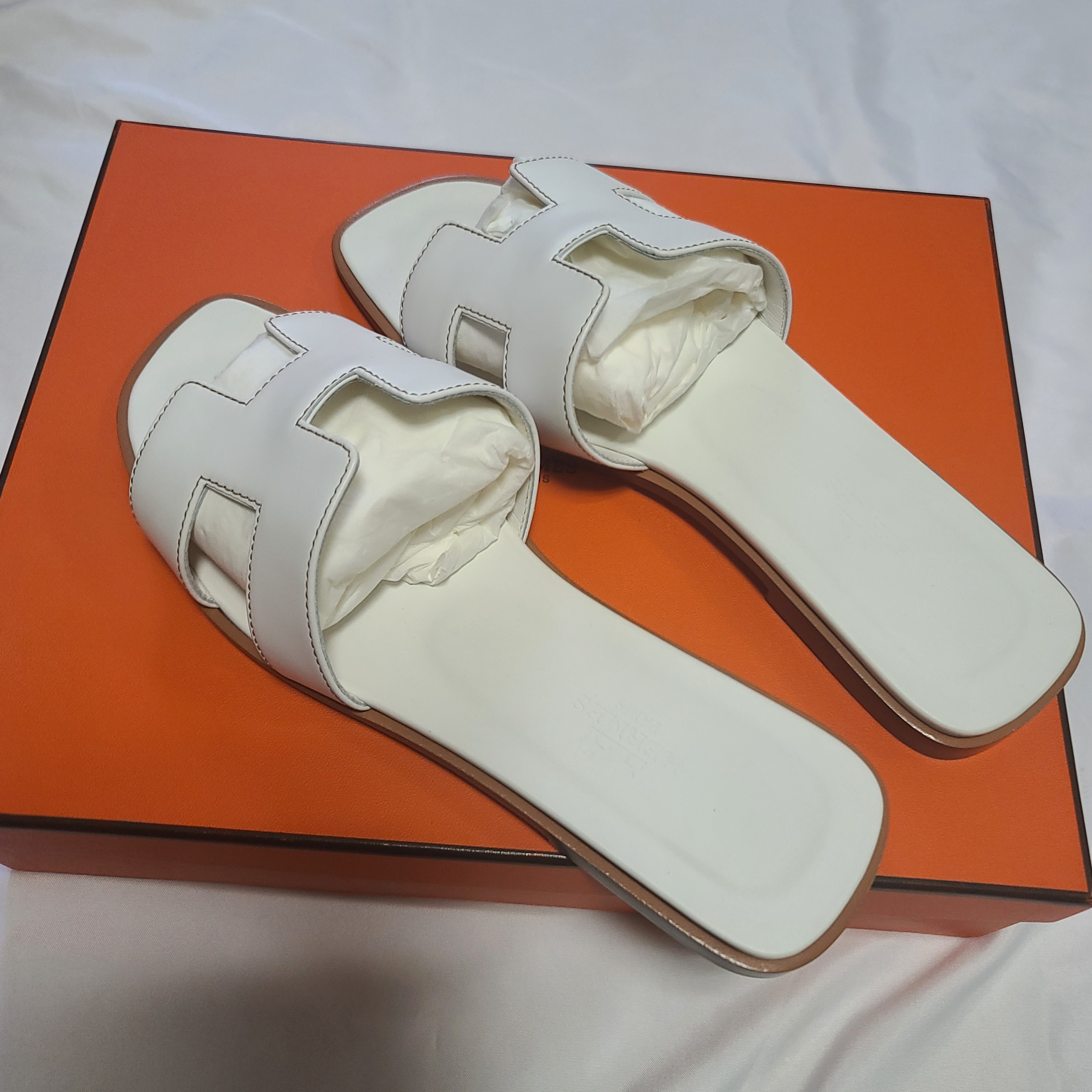 (W) Hermes Oran Sandal Calfskin & Blanc Piqures Havane 착용 스타일