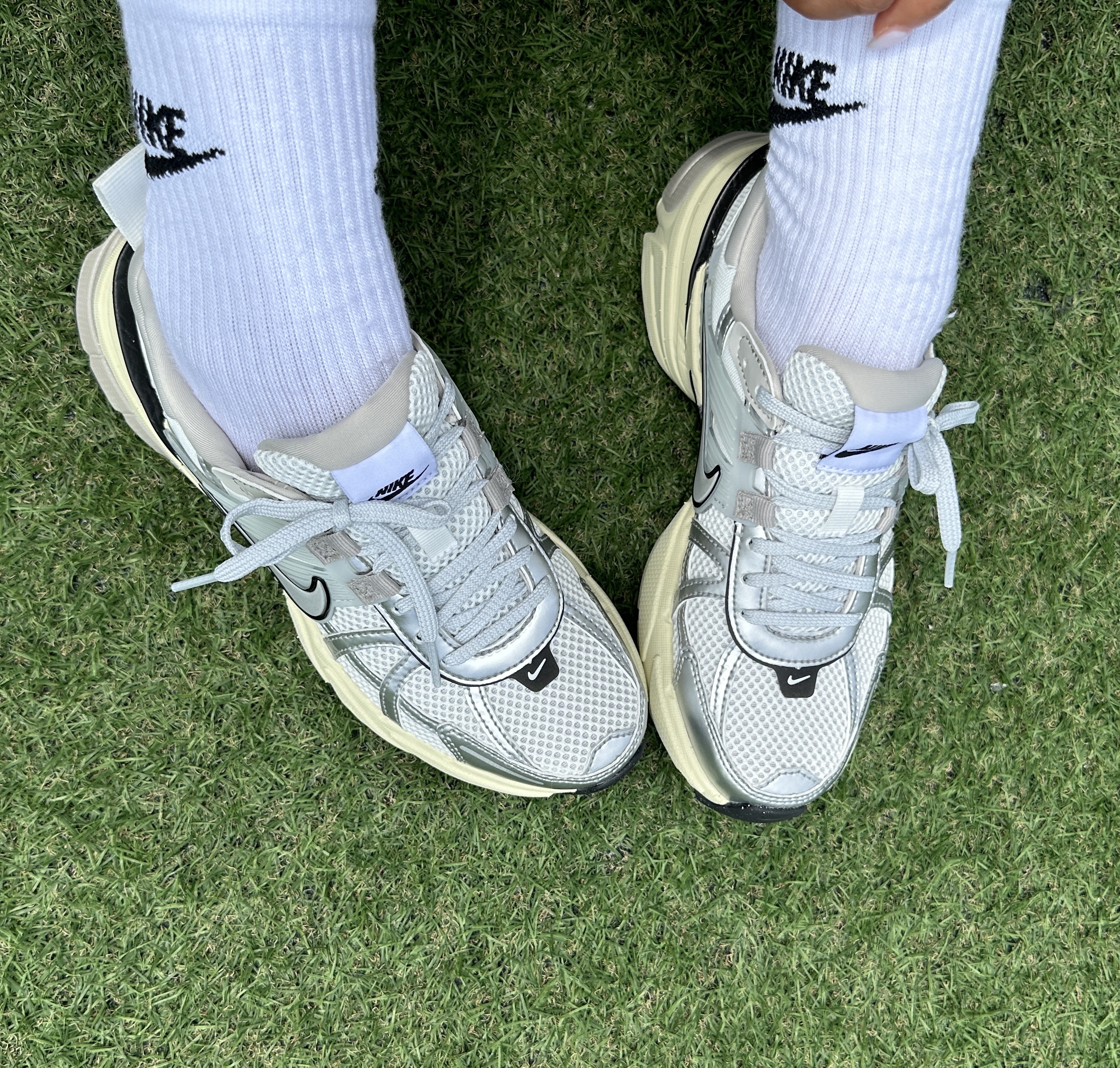 Nike V2K Run Summit White Metallic Silver 착용 스타일