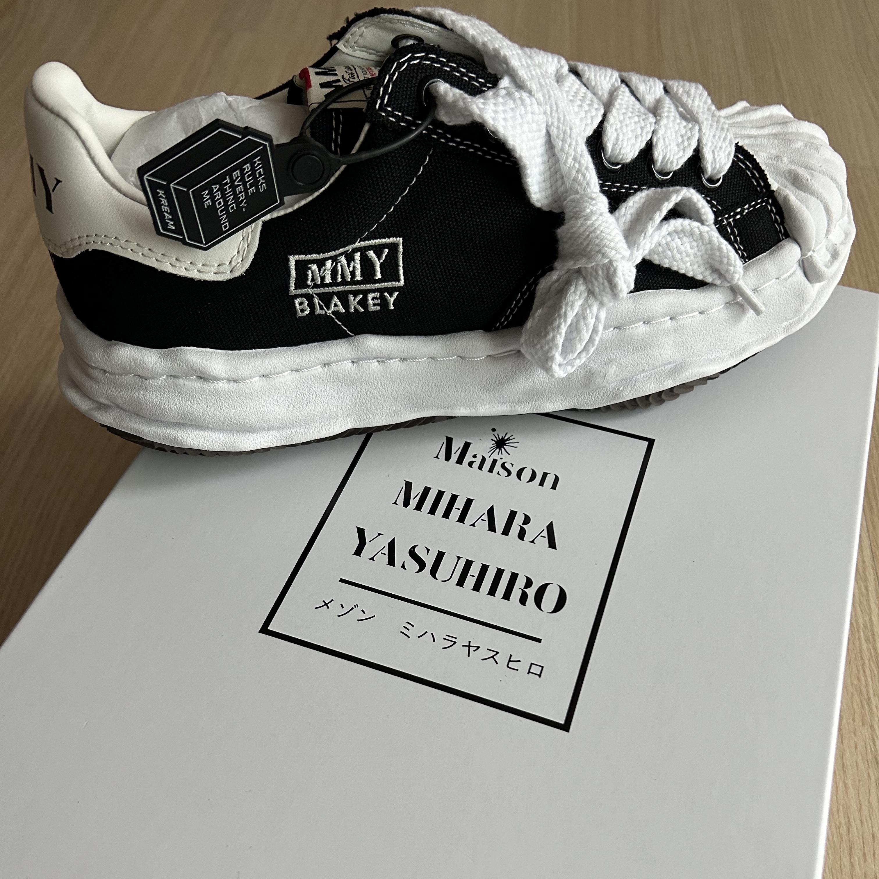 Maison Mihara Yasuhiro Blakey OG Sole Canvas Low-top Sneakers Black White 착용 스타일 - 2