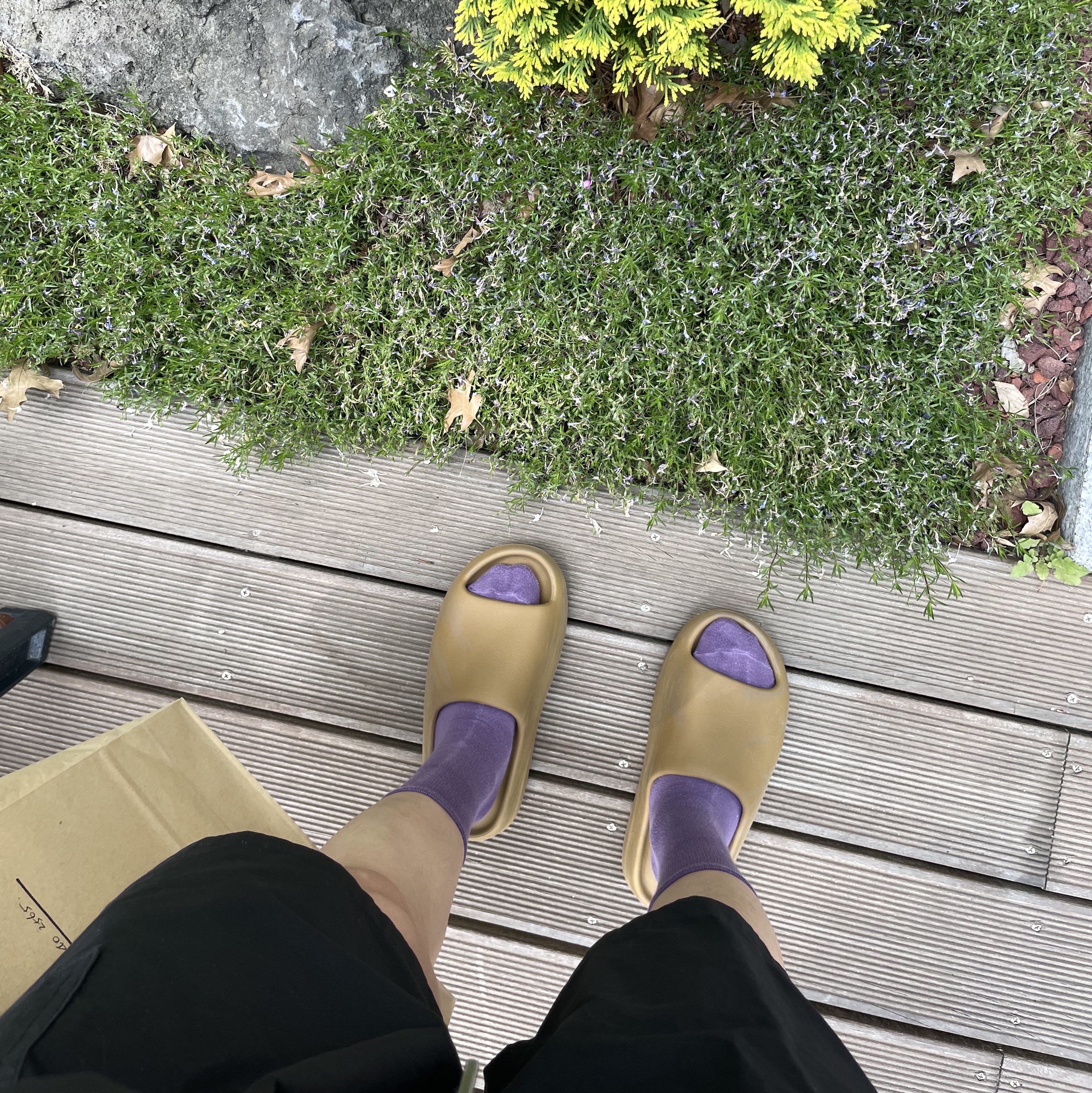 Adidas Yeezy Slide Ochre 착용 스타일 - 2