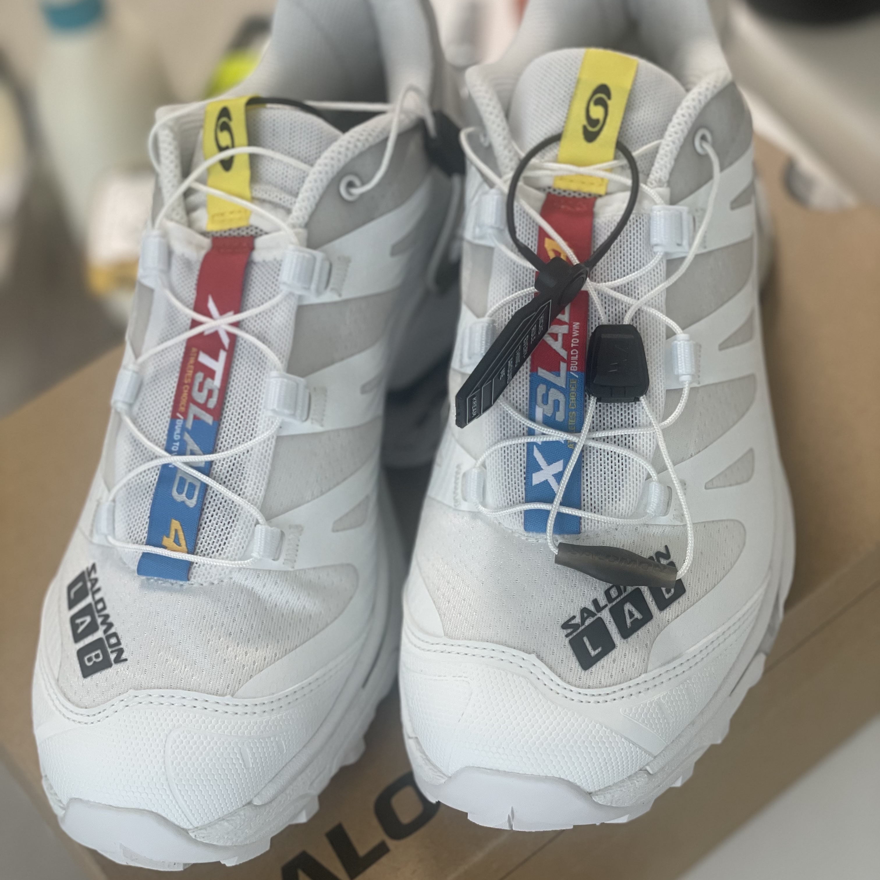 Salomon XT-4 White Lunar Rock 착용 스타일 - 1