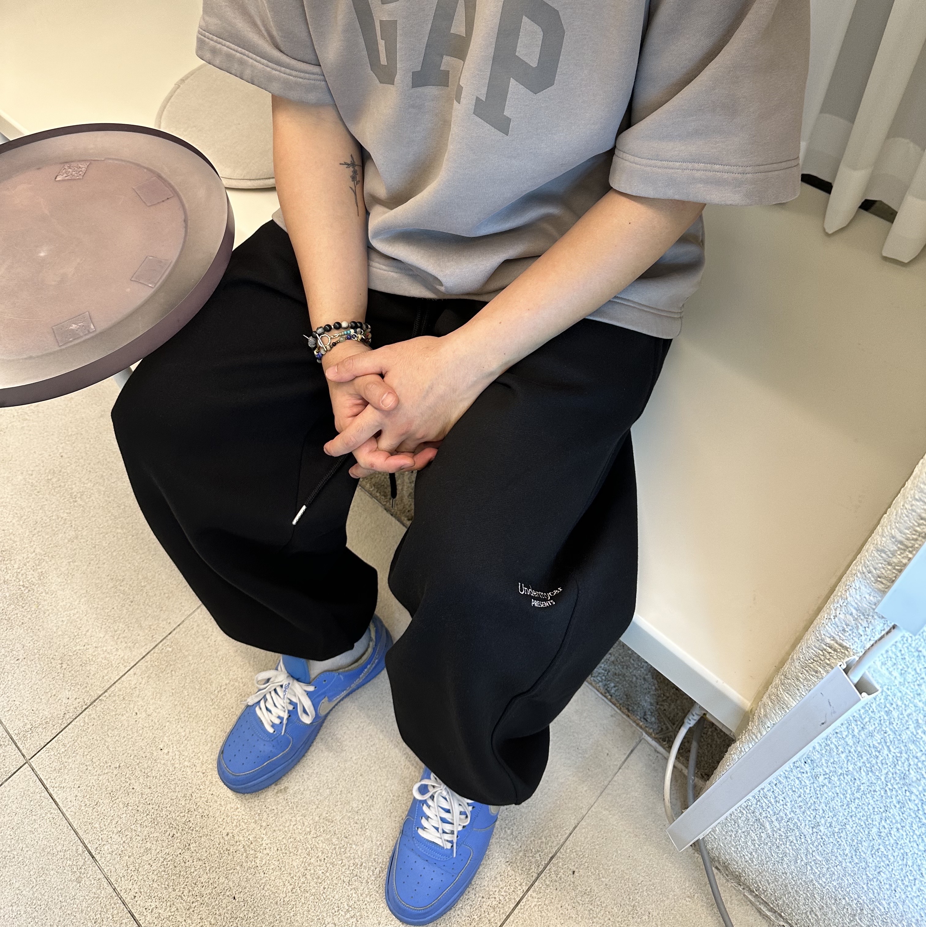 Undermycar Mu.03 Anti Fxxking Logo Play Oversized Sweat Jogger Black, Yeezy Gap Engineered By Balenciaga Dove 3/4 Sleeve T-Shirt Beige 착용 스타일