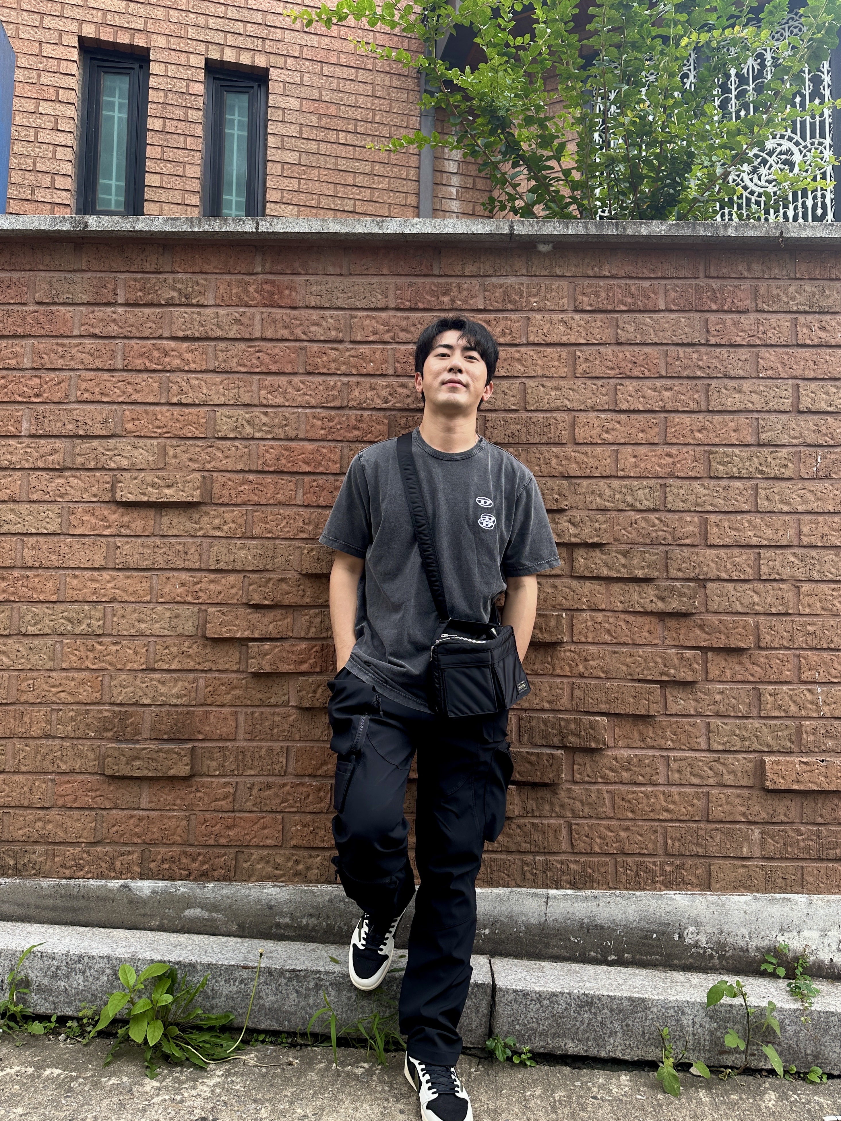 (W) Jordan 1 x Travis Scott Retro Low OG SP Medium Olive, Diesel T-Just-G14 Faded T-Shirt with Triple Logo Embroidery Black 착용 스타일