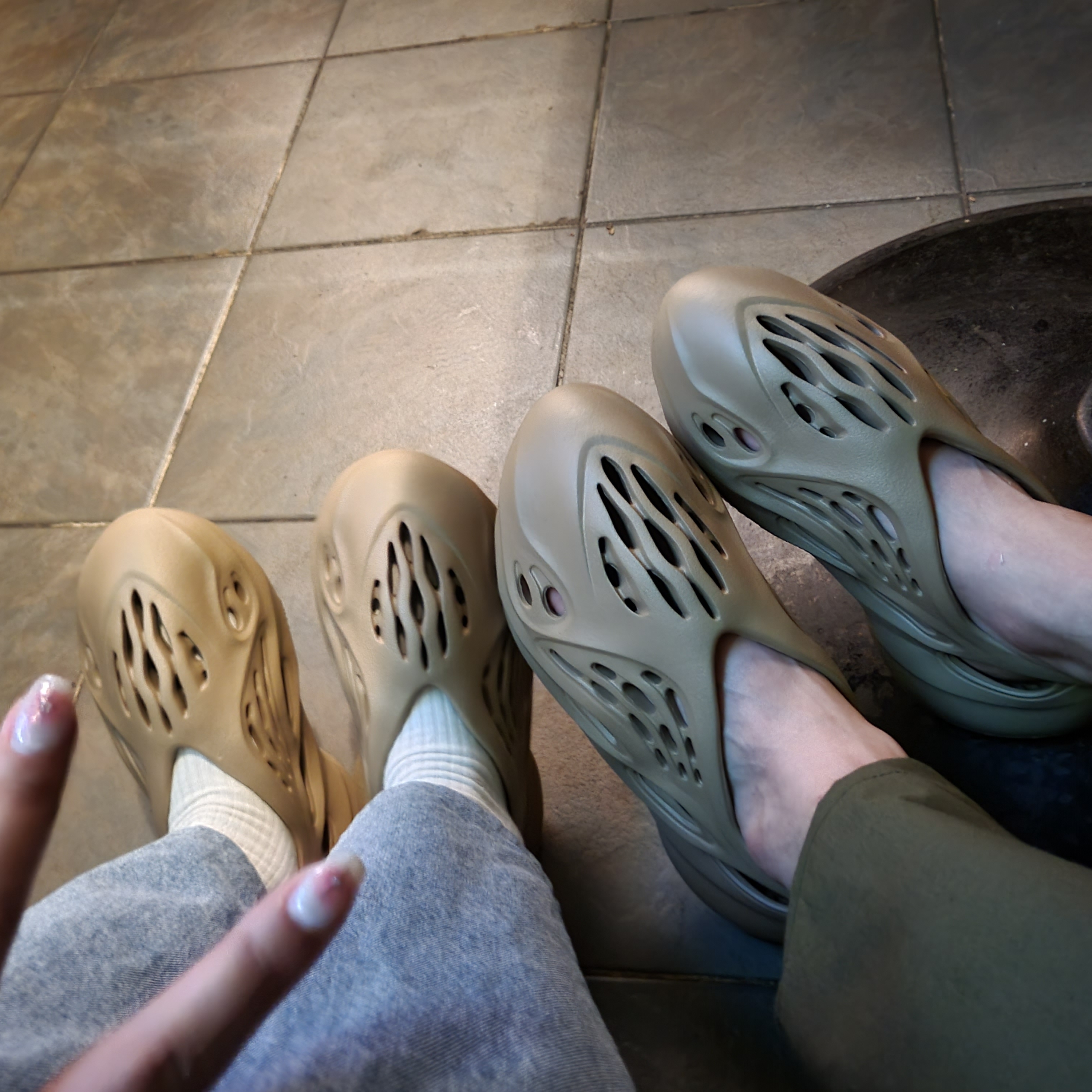 Adidas Yeezy Foam RNNR Clay Taupe 착용 스타일