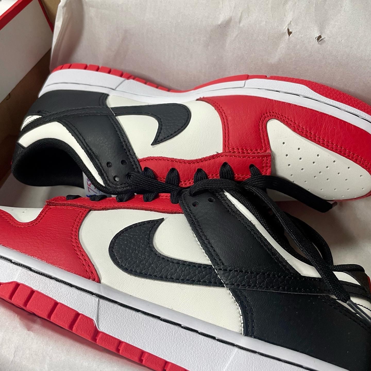 Nike x NBA Dunk Low Retro EMB Black and Chile Red 착용 스타일 - 1