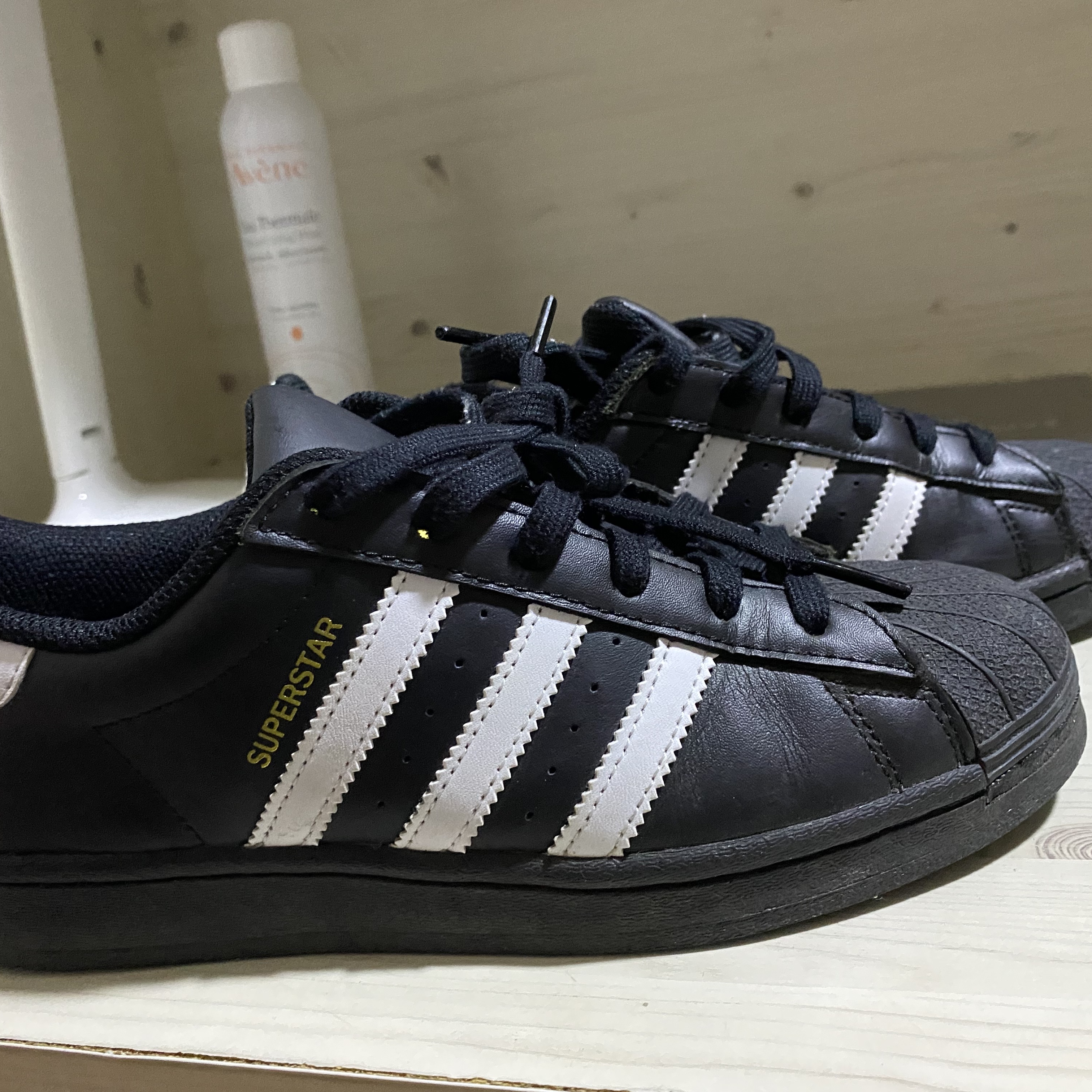 Adidas Superstar Core Black White 착용 스타일