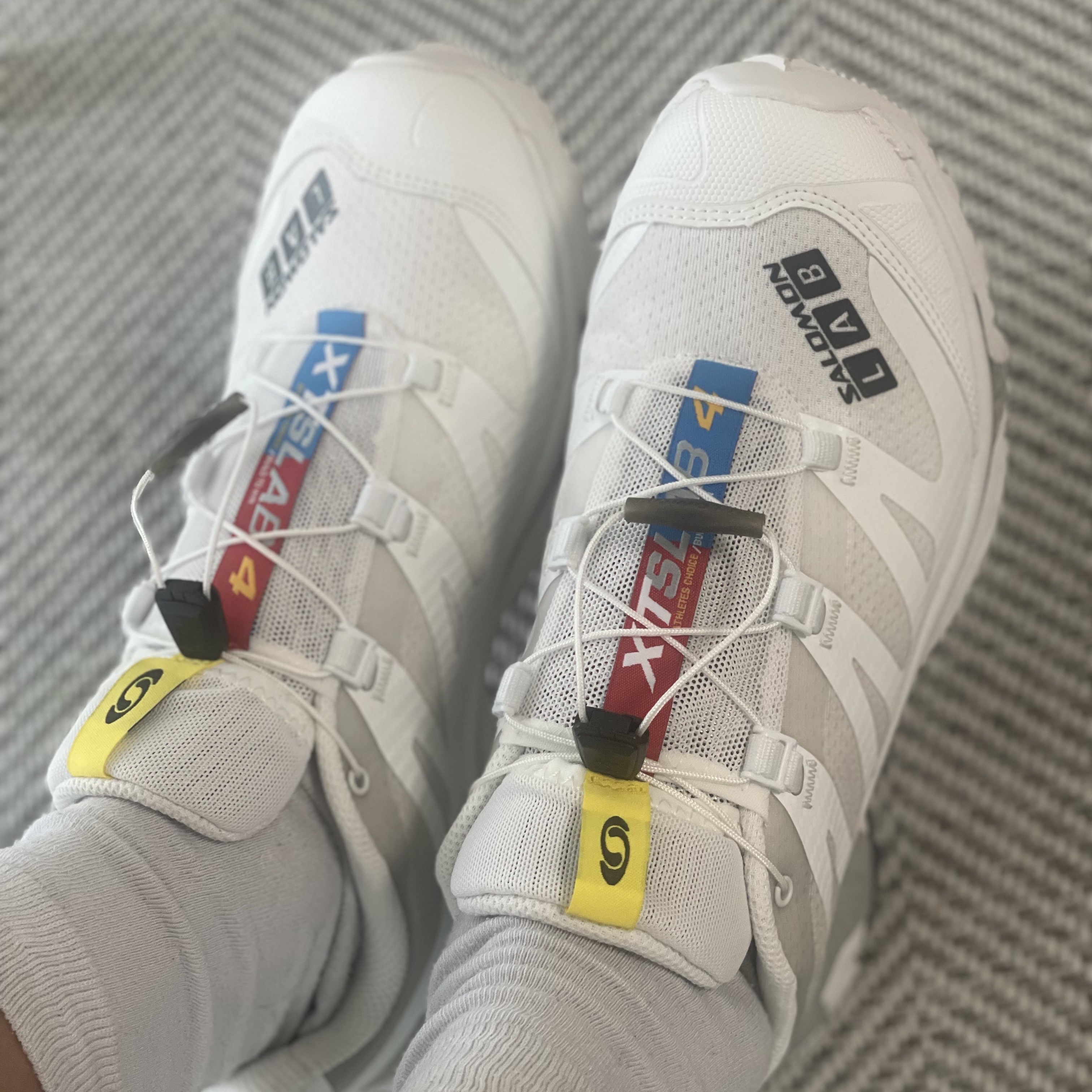 Salomon XT-4 White Lunar Rock 착용 스타일 - 2