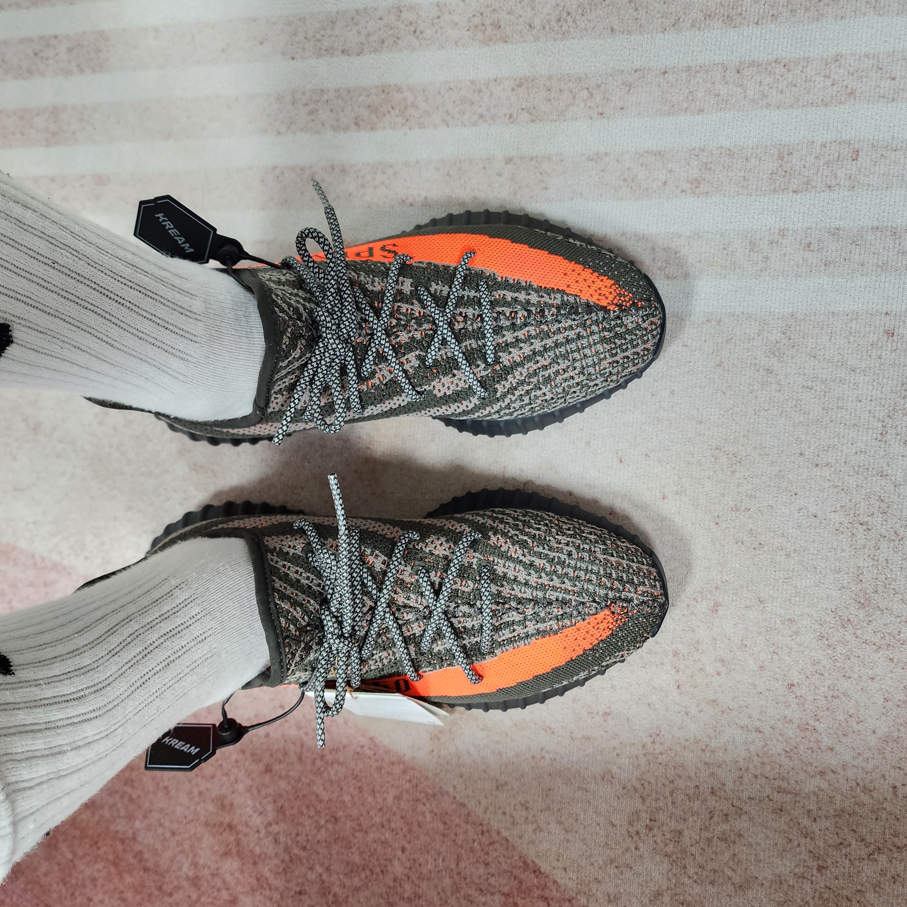 Adidas Yeezy Boost 350 V2 Carbon Beluga 착용 스타일 - 2