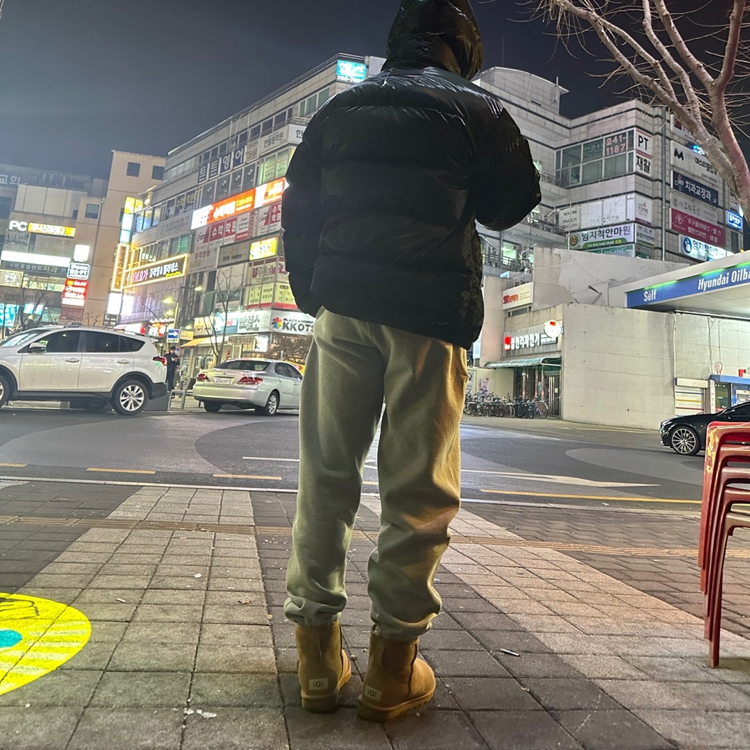 UGG Classic Mini Boots Chestnut, Moncler x 1017 Alyx 9SM Almondy Short Down Jacket Shiny Dark Green - 21FW 착용 스타일