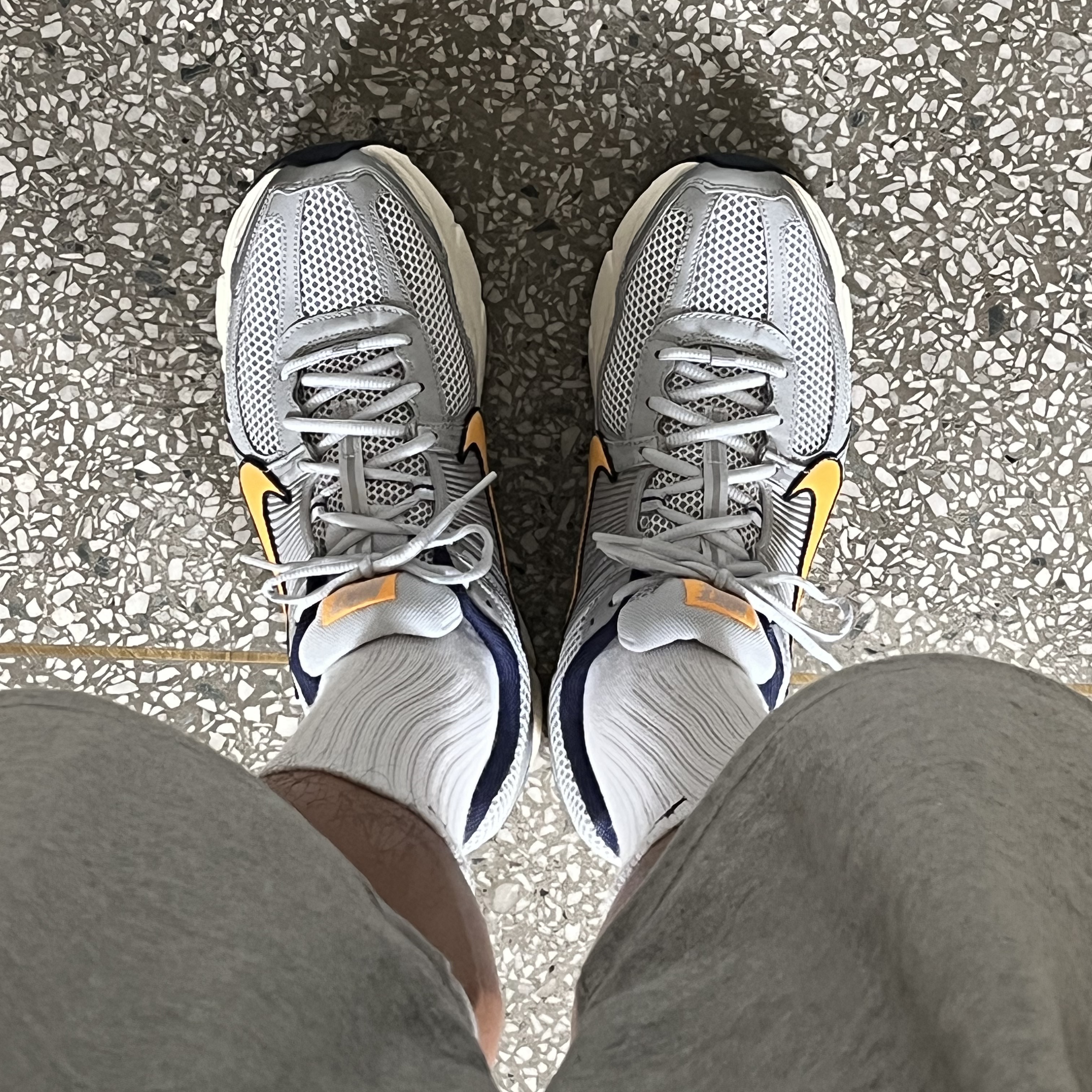 Nike Zoom Vomero 5 Pure Platinum and Laser Orange 착용 스타일 - 2