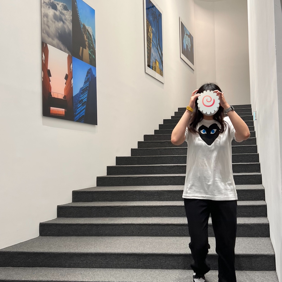 Play Comme des Garcons Black Heart Blue Eyes T-Shirt White 착용 스타일 - 2